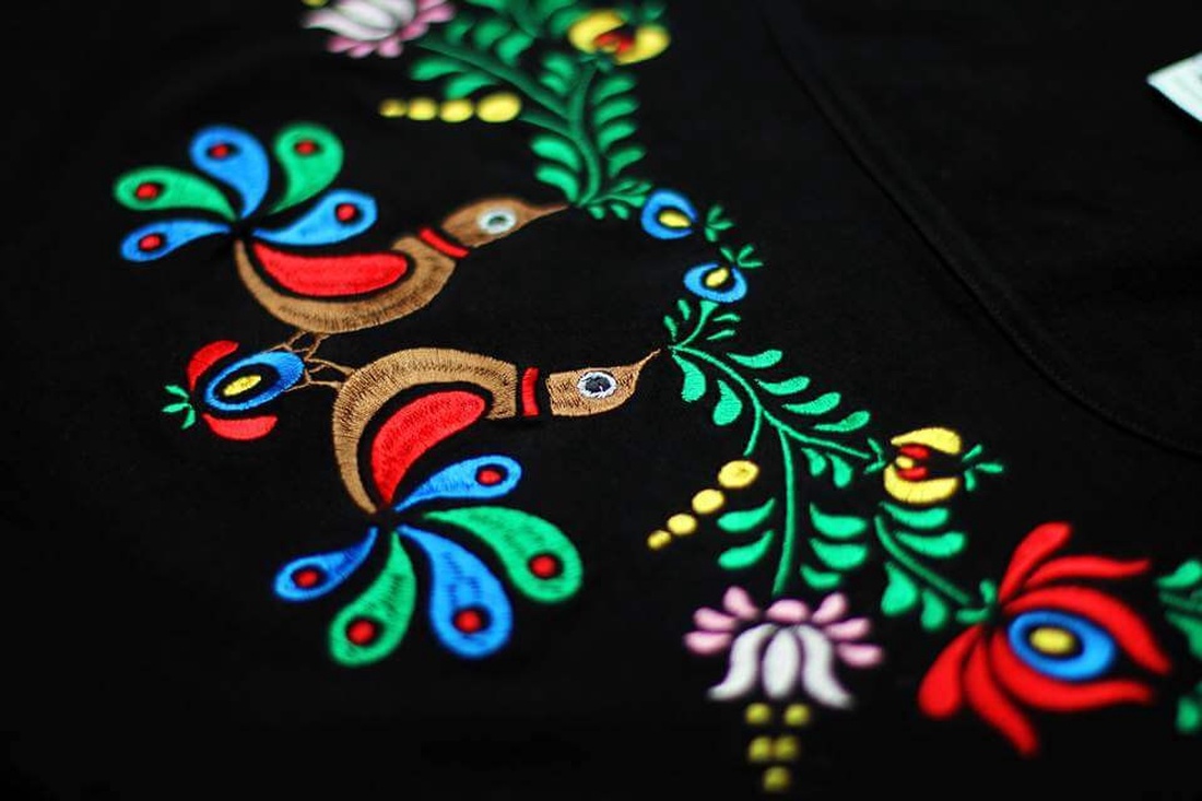 Tricou negru brodat cu păsări Matyo colorate - îmbrăcăminte și modă - haine damă - tricou și top de damă - Artynos.ro Tricou negru brodat cu păsări Matyo colorate - îmbrăcăminte și modă - haine damă - tricou și top de damă - Artynos.ro