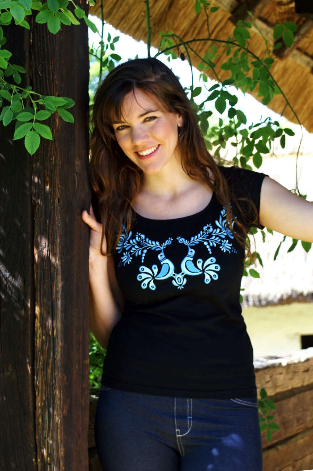 Tricou cu model de pasăre albastră brodat - Negru - îmbrăcăminte și modă - haine damă - tricou și top de damă - Artynos.ro Tricou cu model de pasăre albastră brodat - Negru - îmbrăcăminte și modă - haine damă - tricou și top de damă - Artynos.ro