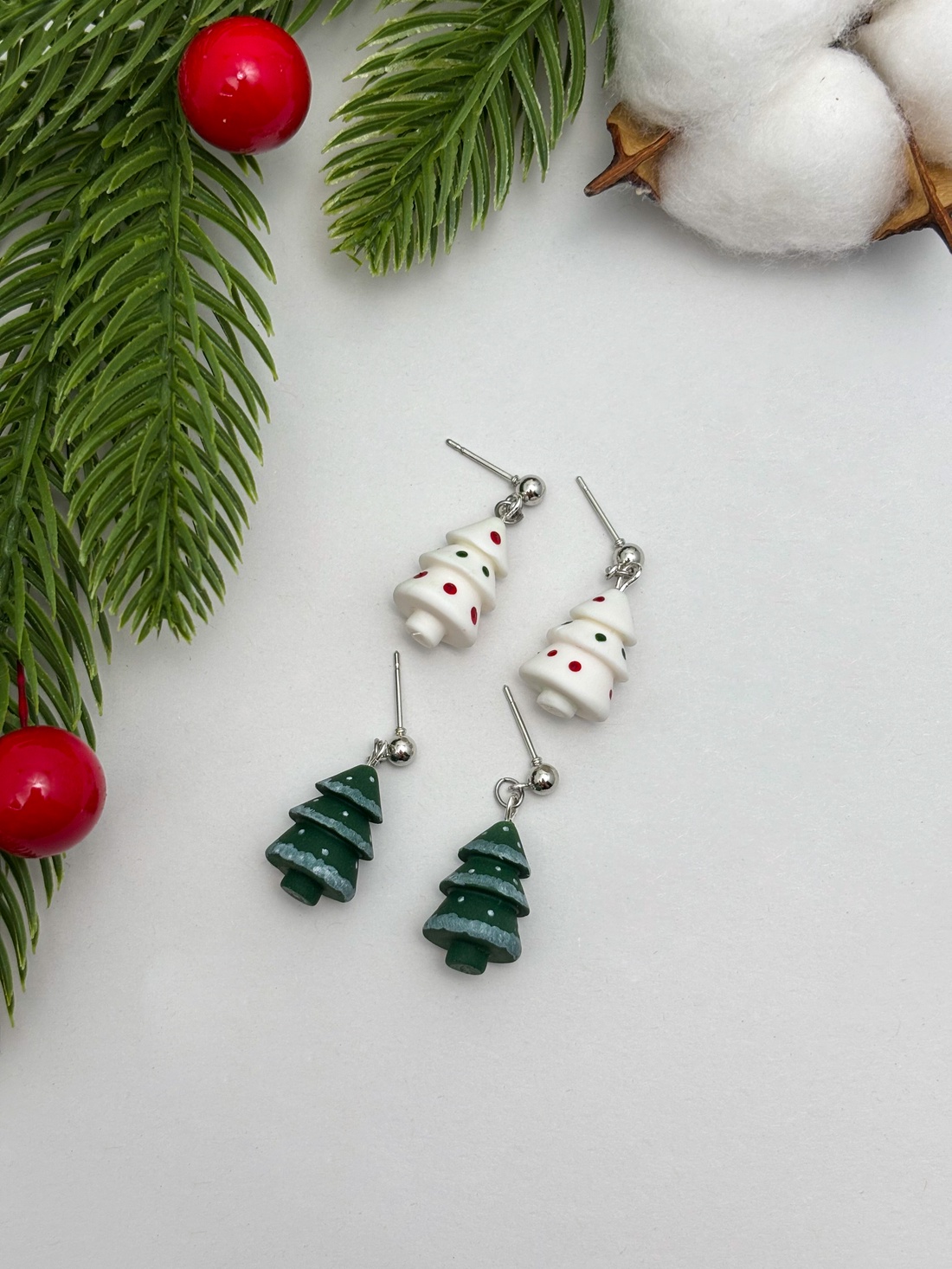 Cercei brad cu detalii pictate manual - bijuterii - cercei - cercei lungi - Artynos.ro