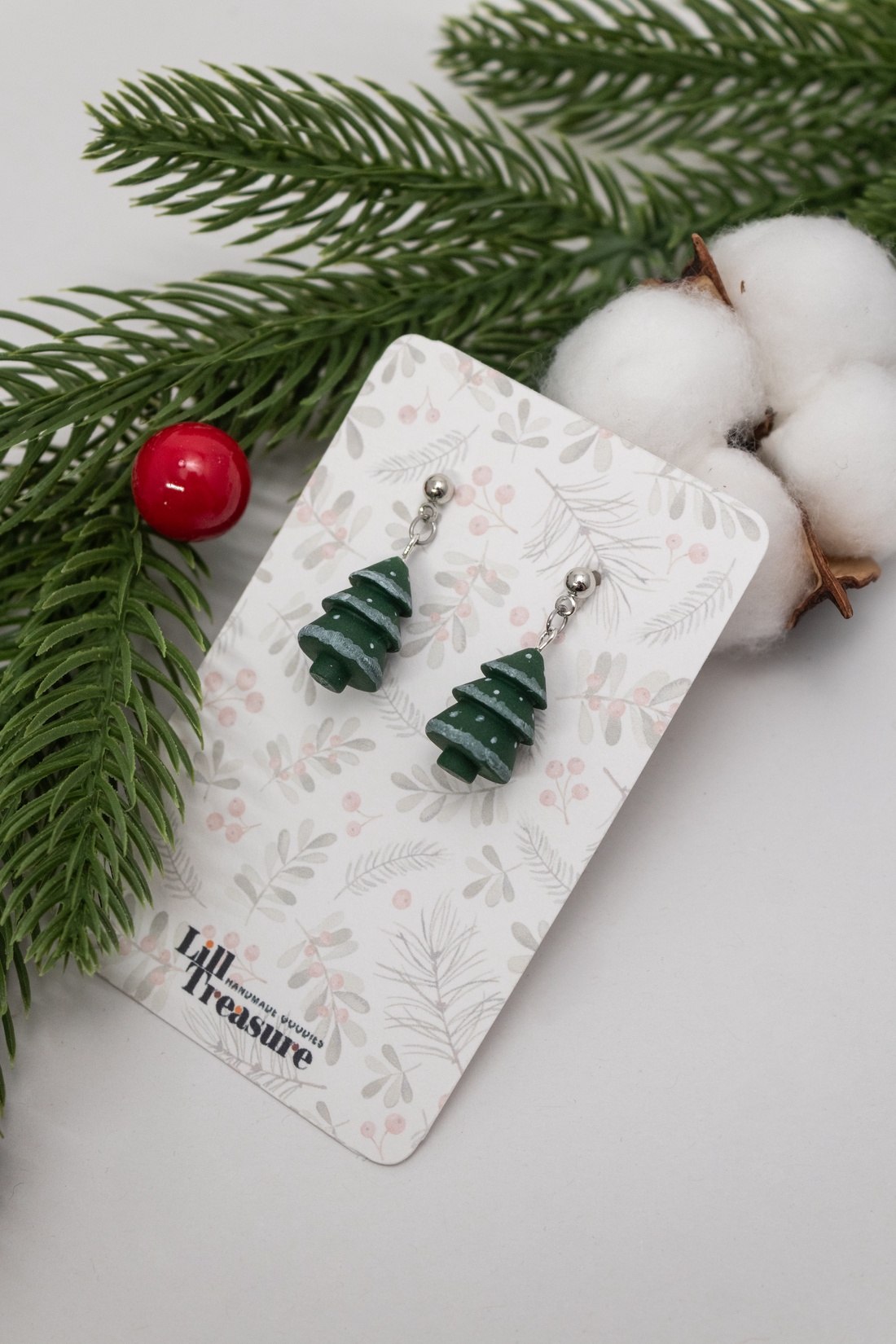 Cercei brad cu detalii pictate manual - bijuterii - cercei - cercei lungi - Artynos.ro