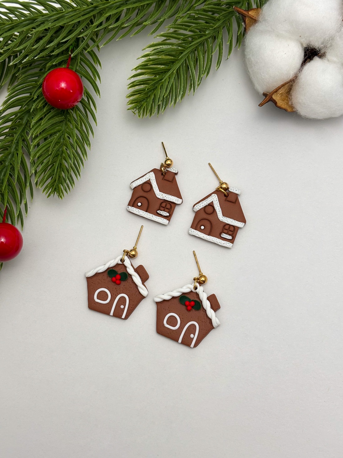 Cercei de Craciun cu casuta de turta dulce - bijuterii - cercei - cercei lungi - Artynos.ro