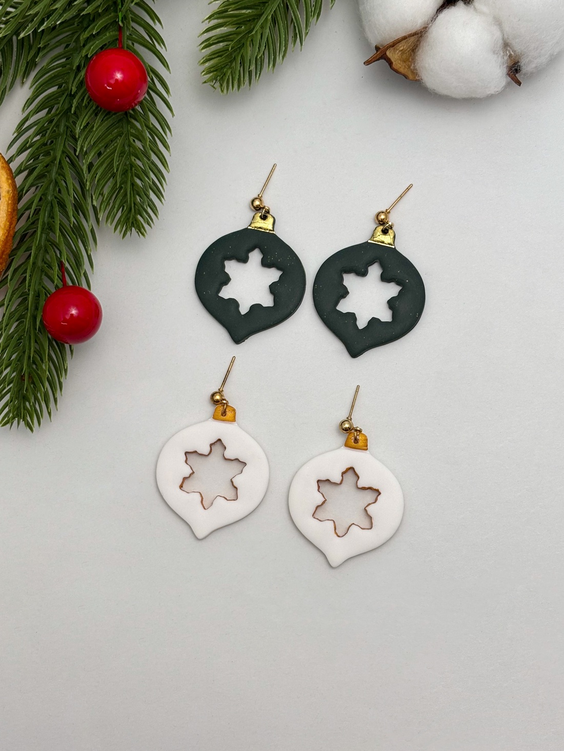 Cercei tip glob cu detaliu fulg de nea - Snowflake Bauble - bijuterii - cercei - cercei lungi - Artynos.ro