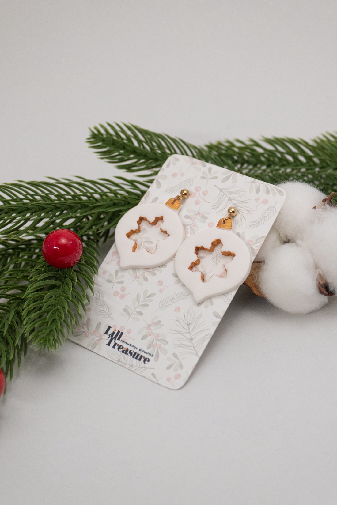 Cercei tip glob cu detaliu fulg de nea - Snowflake Bauble - bijuterii - cercei - cercei lungi - Artynos.ro