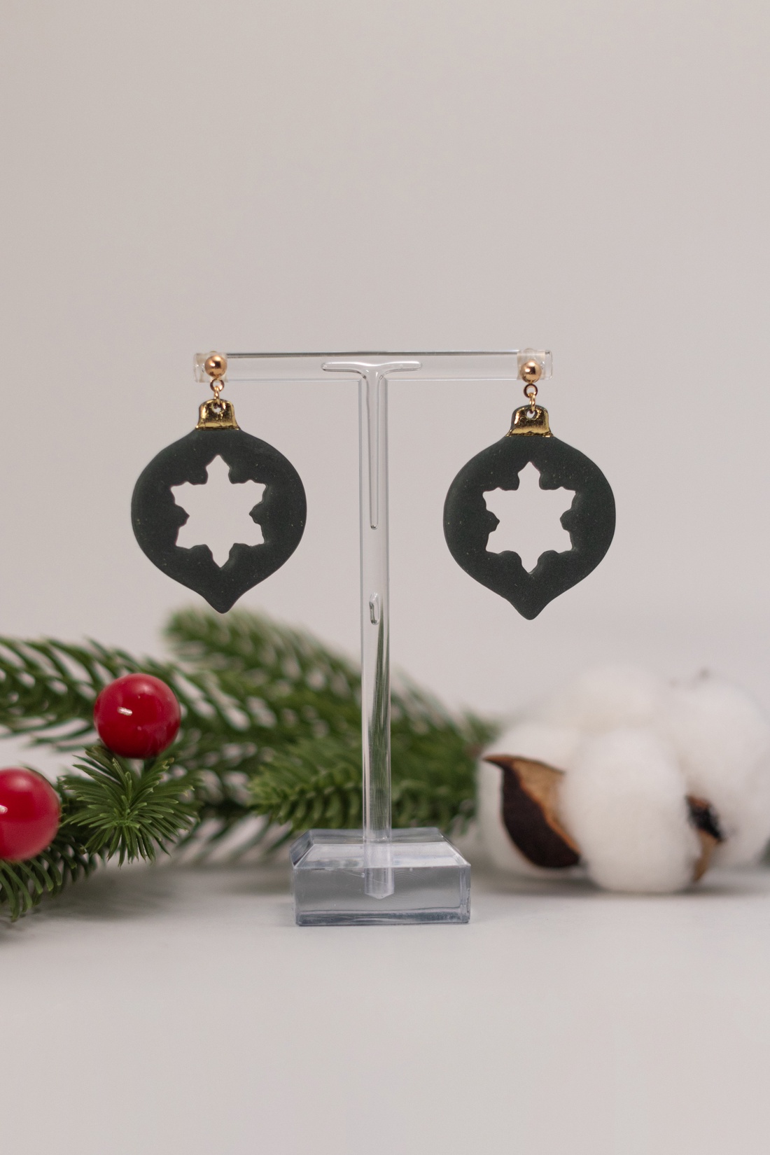 Cercei tip glob cu detaliu fulg de nea - Snowflake Bauble - bijuterii - cercei - cercei lungi - Artynos.ro