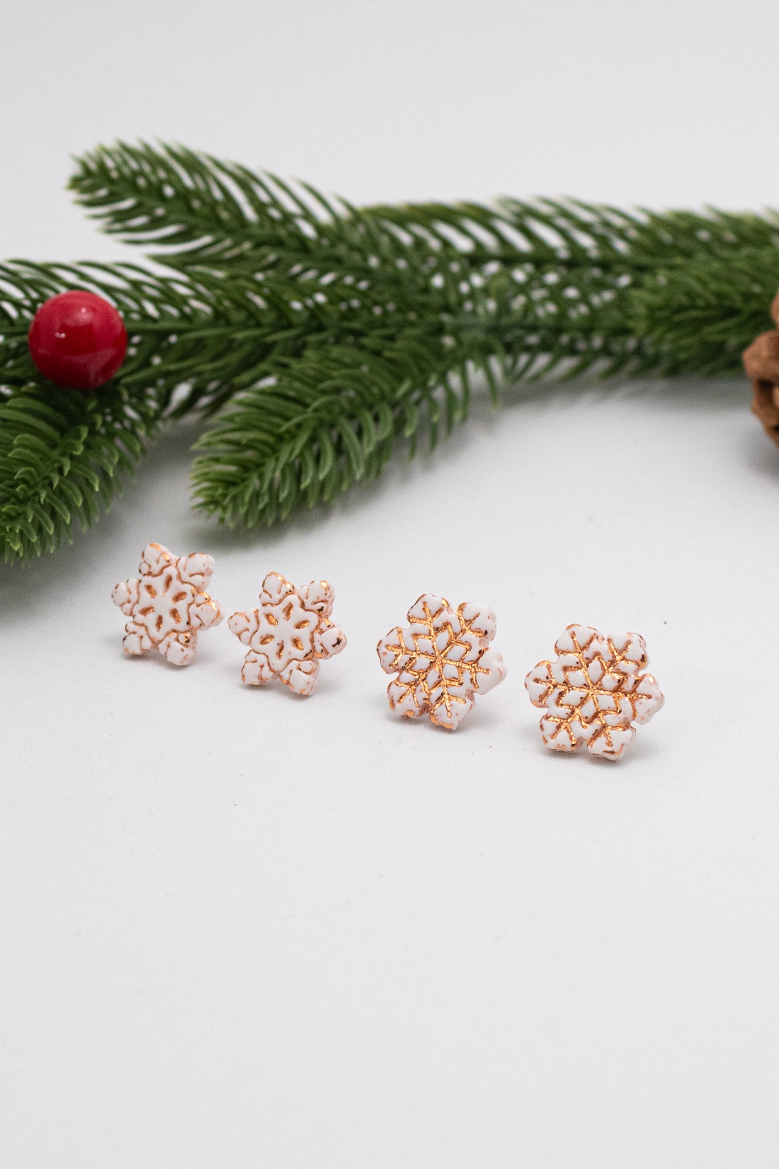 Cercei fulg de nea cu detalii rose-gold - Snowflake - bijuterii - cercei - cercei cu figurine - Artynos.ro