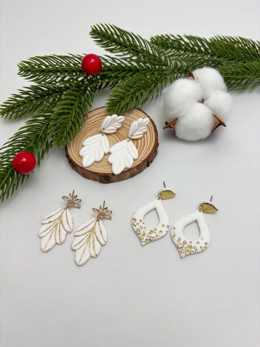 Cercei eleganti de Craciun alb si auriu - White and Gold - bijuterii - cercei - cercei lungi - Artynos.ro