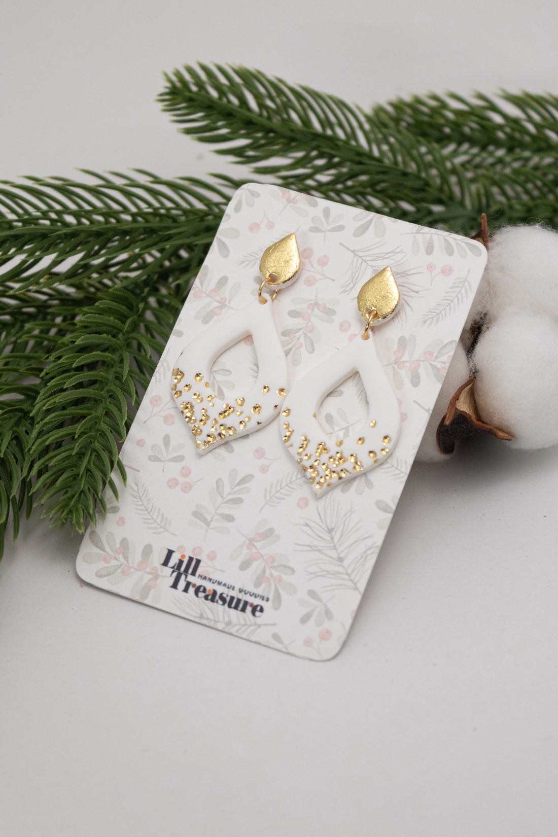 Cercei eleganti de Craciun alb si auriu - White and Gold - bijuterii - cercei - cercei lungi - Artynos.ro