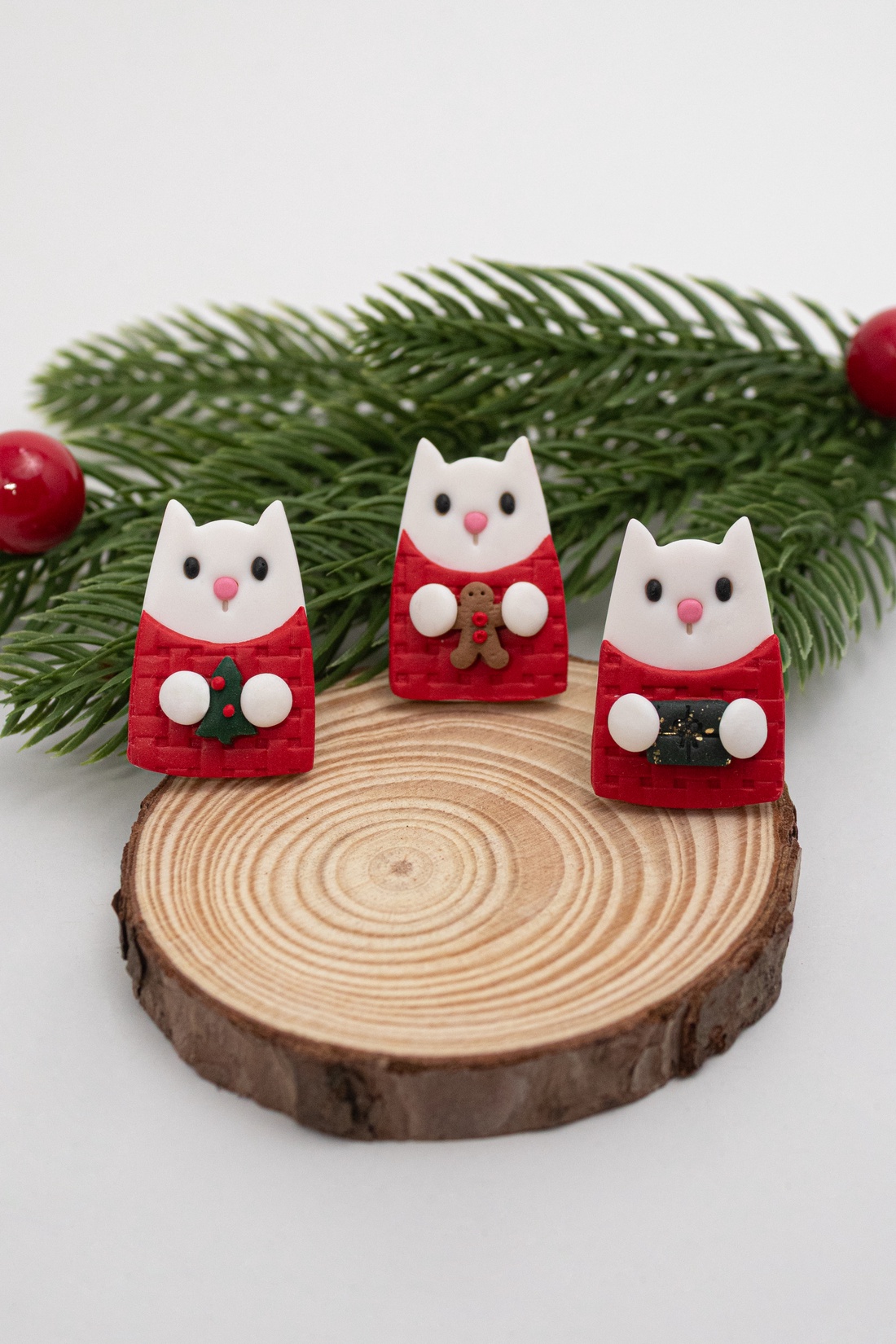 Brosa cu pisica de Craciun - Christmas Kitten - bijuterii - broșe - Artynos.ro