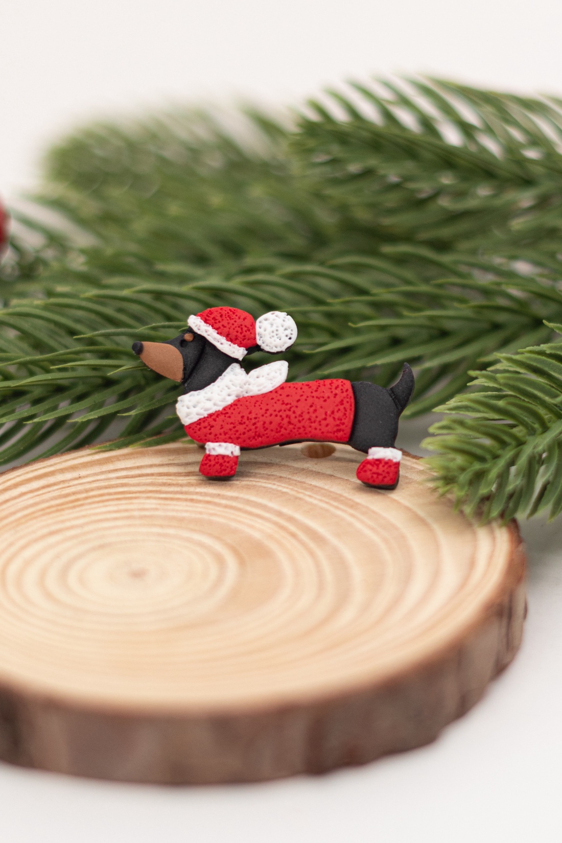 Brosa cu teckel de Craciun - Christmas Dachshund - bijuterii - broșe - Artynos.ro