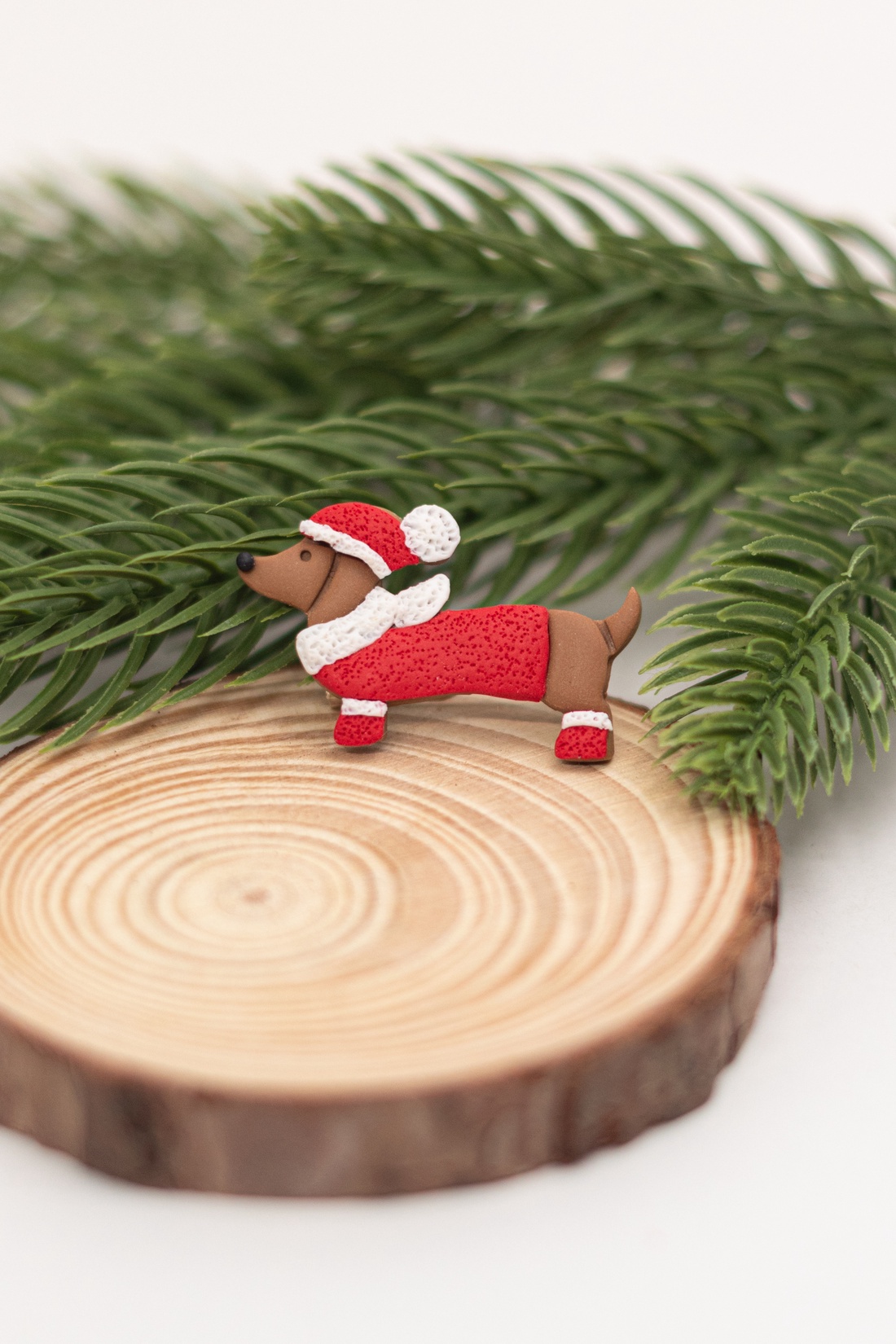 Brosa cu teckel de Craciun - Christmas Dachshund - bijuterii - broșe - Artynos.ro