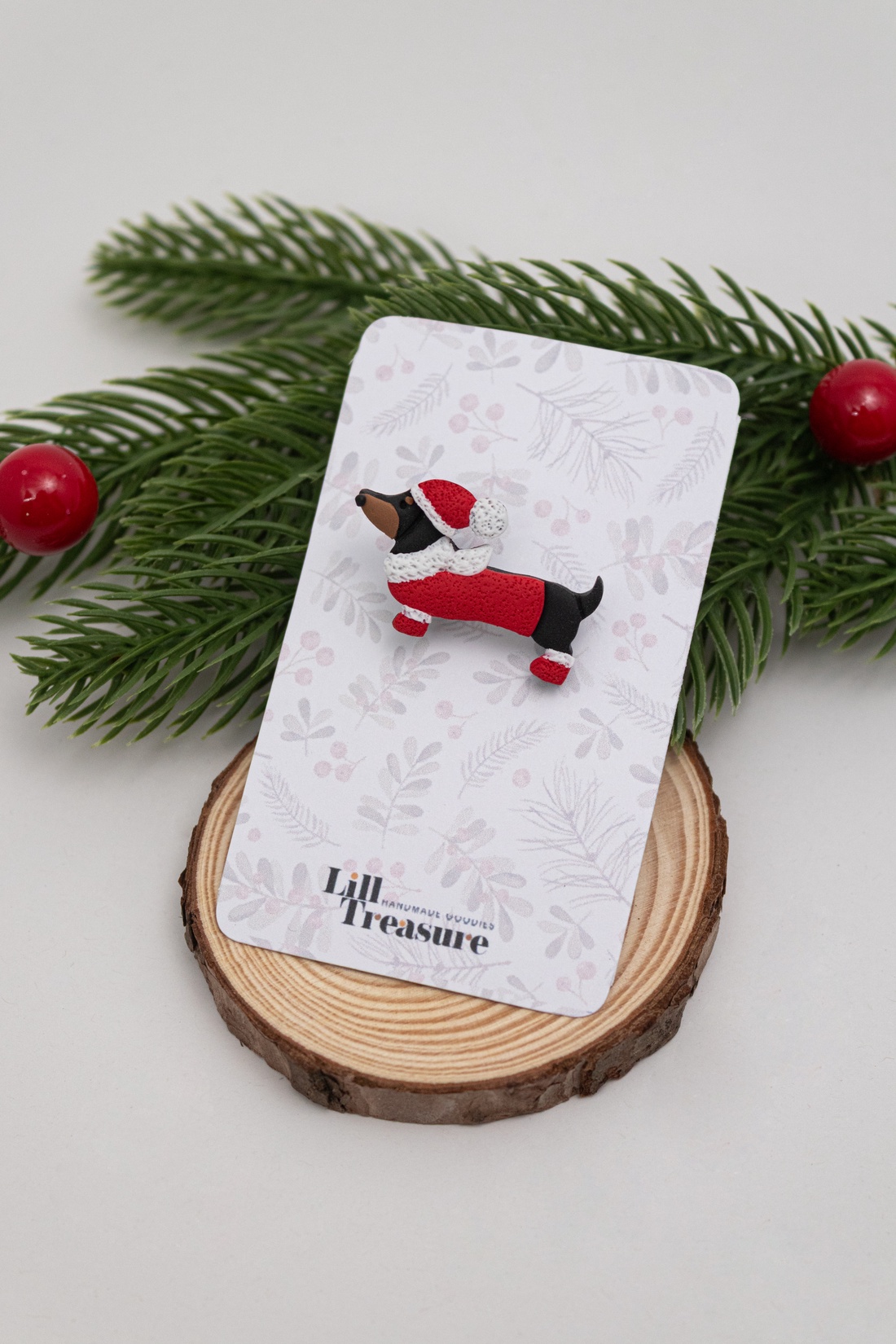 Brosa cu teckel de Craciun - Christmas Dachshund - bijuterii - broșe - Artynos.ro