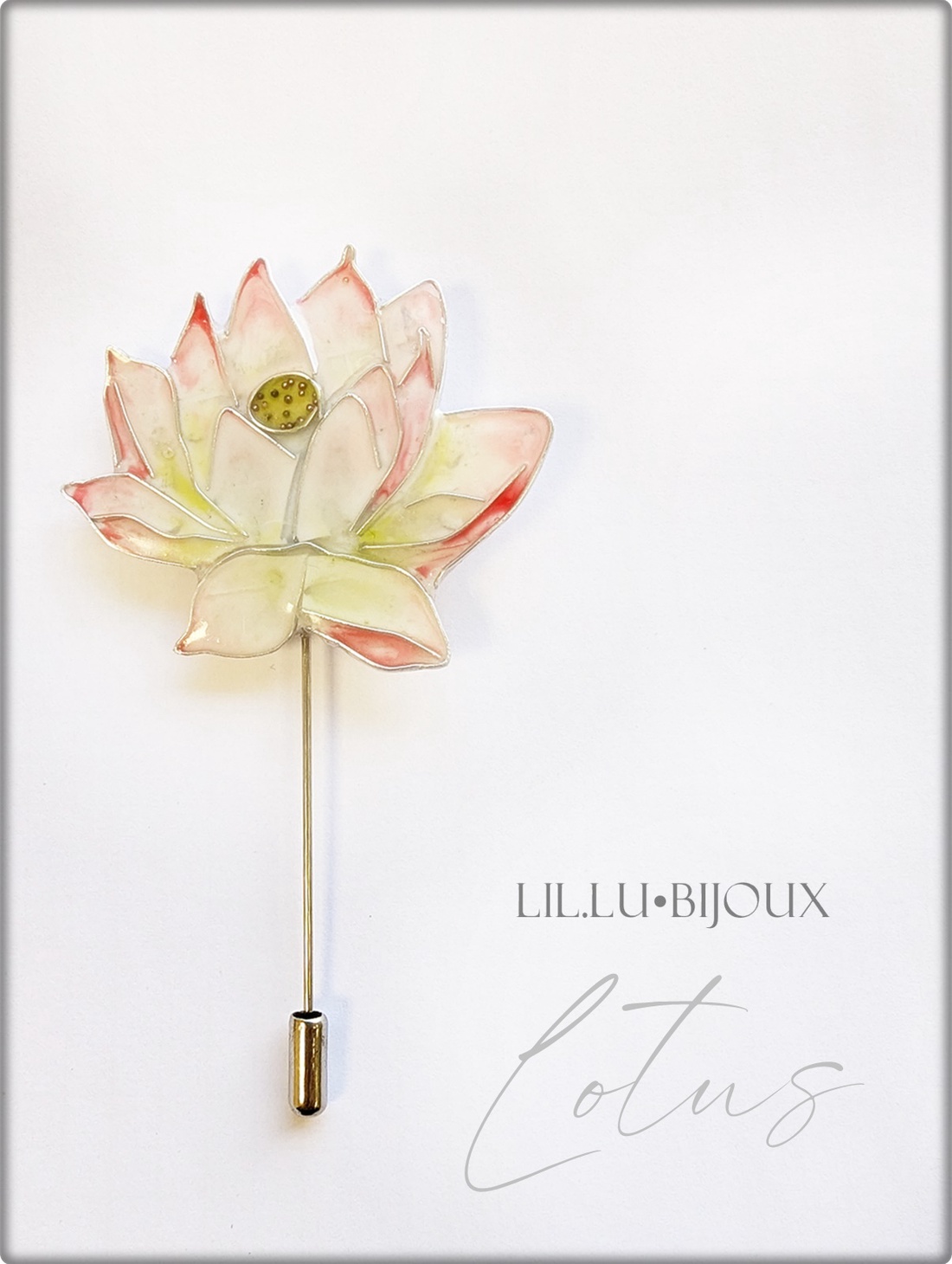 Broșă Floare de Lotus Realizată Manual cu Tehnica Cloisonné - bijuterii - broșă, insigne - insigne - Artynos.ro Broșă Floare de Lotus Realizată Manual cu Tehnica Cloisonné - bijuterii - broșă, insigne - insigne - Artynos.ro