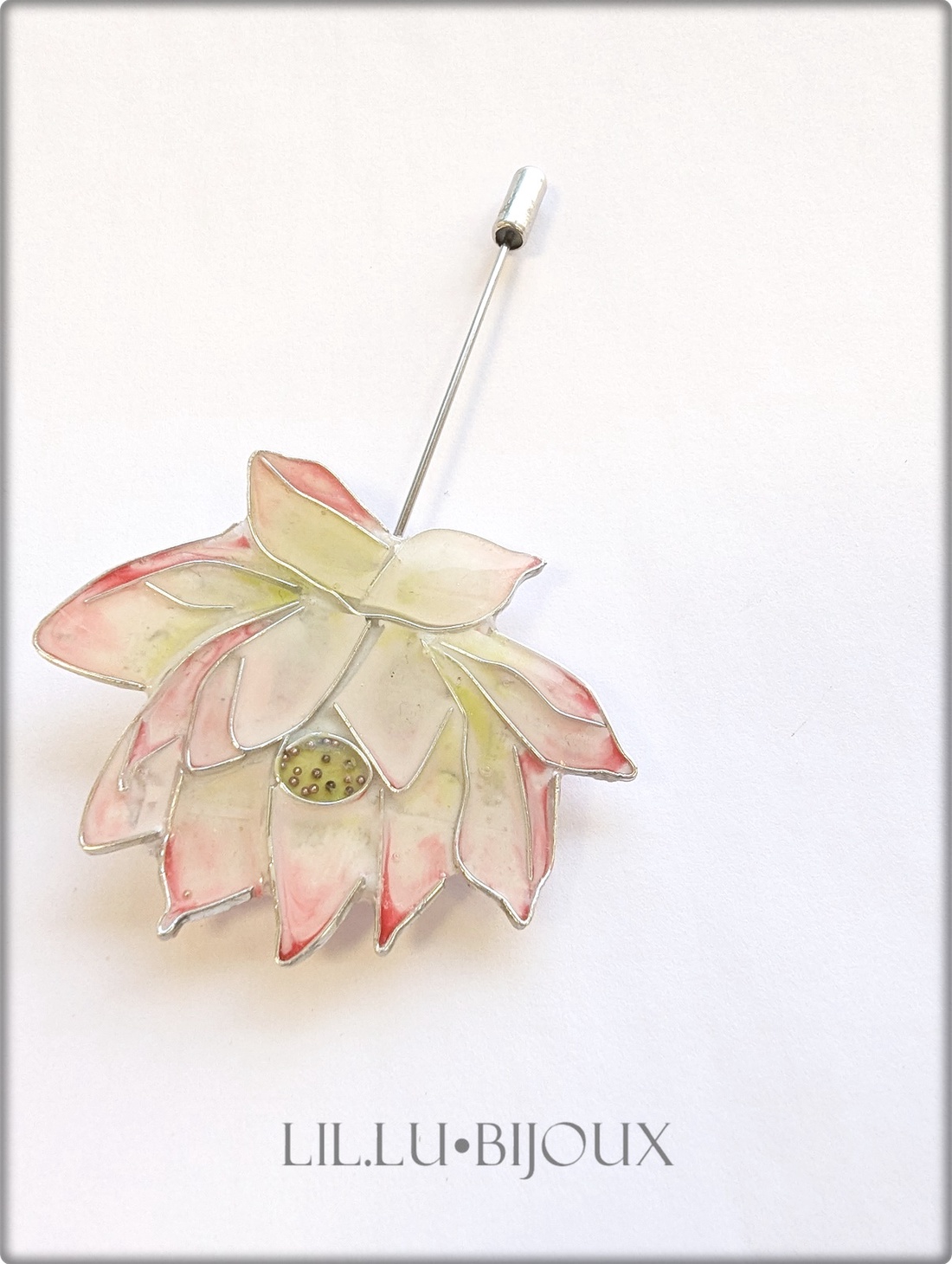 Broșă Floare de Lotus Realizată Manual cu Tehnica Cloisonné - bijuterii - broșă, insigne - insigne - Artynos.ro Broșă Floare de Lotus Realizată Manual cu Tehnica Cloisonné - bijuterii - broșă, insigne - insigne - Artynos.ro