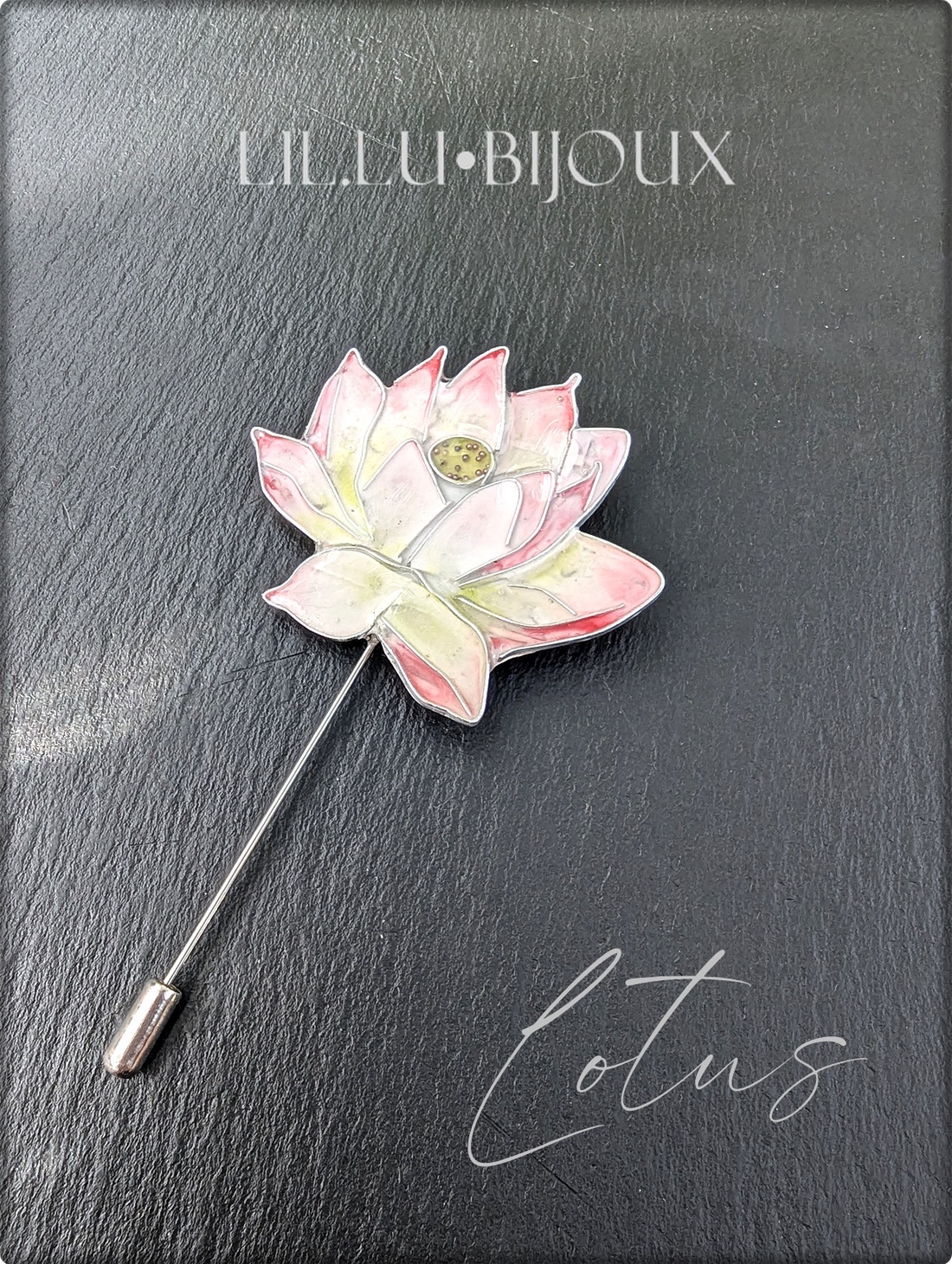 Broșă Floare de Lotus Realizată Manual cu Tehnica Cloisonné - bijuterii - broșă, insigne - insigne - Artynos.ro Broșă Floare de Lotus Realizată Manual cu Tehnica Cloisonné - bijuterii - broșă, insigne - insigne - Artynos.ro