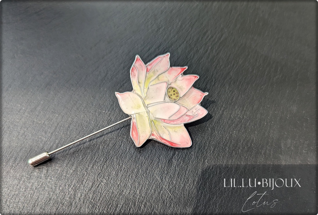 Broșă Floare de Lotus Realizată Manual cu Tehnica Cloisonné - bijuterii - broșă, insigne - insigne - Artynos.ro Broșă Floare de Lotus Realizată Manual cu Tehnica Cloisonné - bijuterii - broșă, insigne - insigne - Artynos.ro