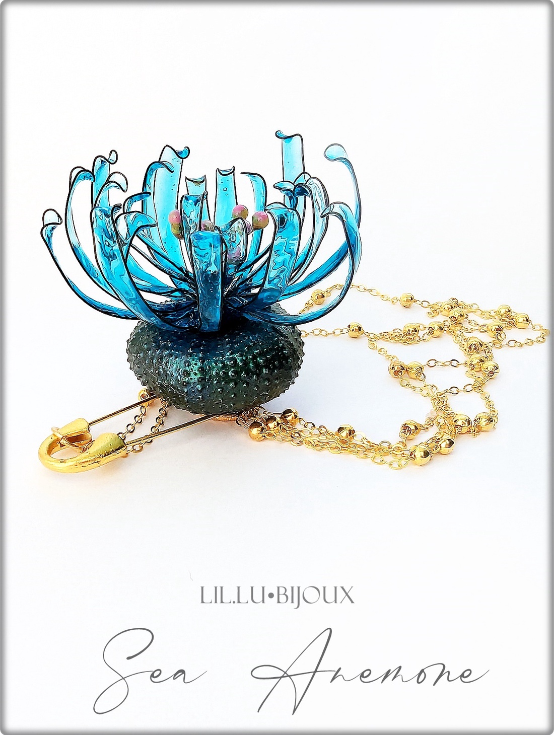 Broșă anemonă de mare artizanală cu arici de mare natural, petale din rășină și lanțuri modulare - bijuterii - broșe - Artynos.ro