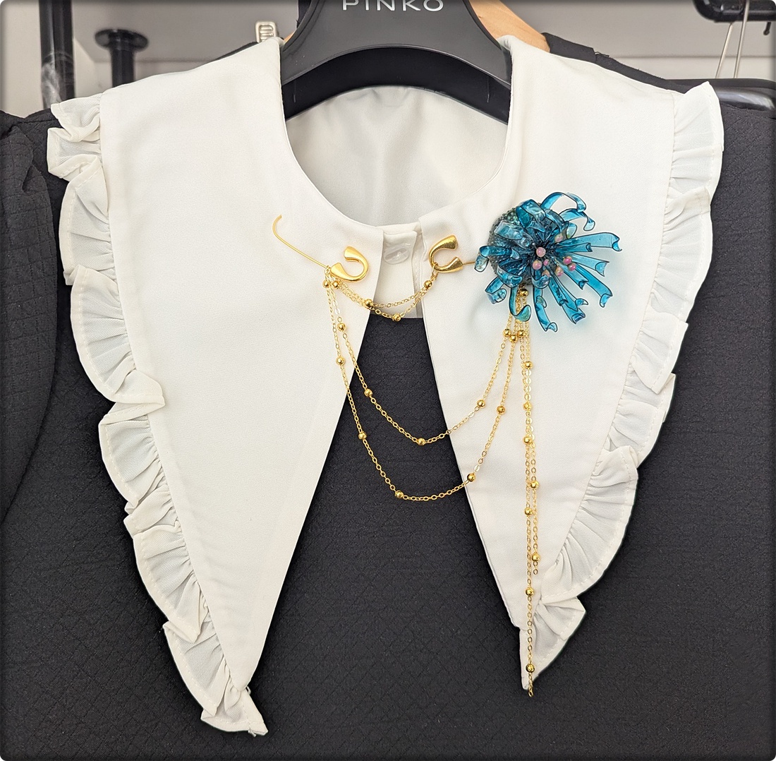 Broșă anemonă de mare artizanală cu arici de mare natural, petale din rășină și lanțuri modulare - bijuterii - broșe - Artynos.ro