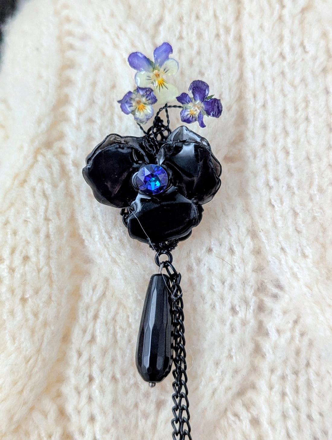 Brosa dublă cu panseluțe naturale și lanțuri negre, bijuterie statement lucrată manual - bijuterii - broșe - Artynos.ro