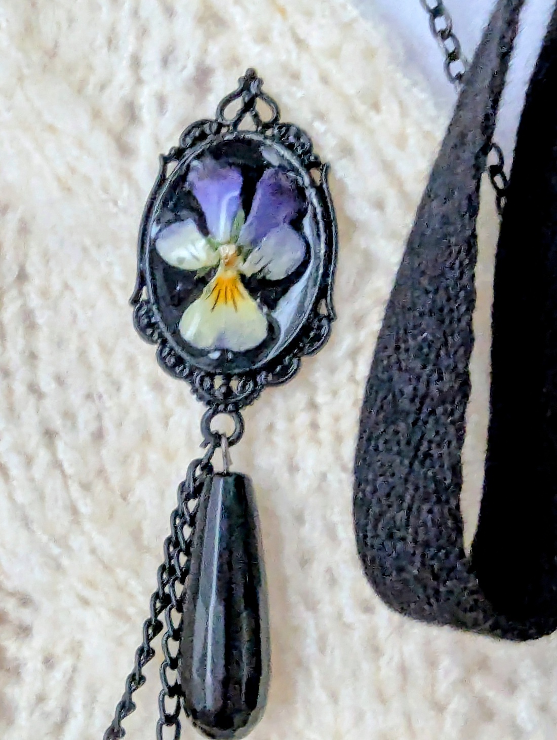 Brosa dublă cu panseluțe naturale și lanțuri negre, bijuterie statement lucrată manual - bijuterii - broșe - Artynos.ro