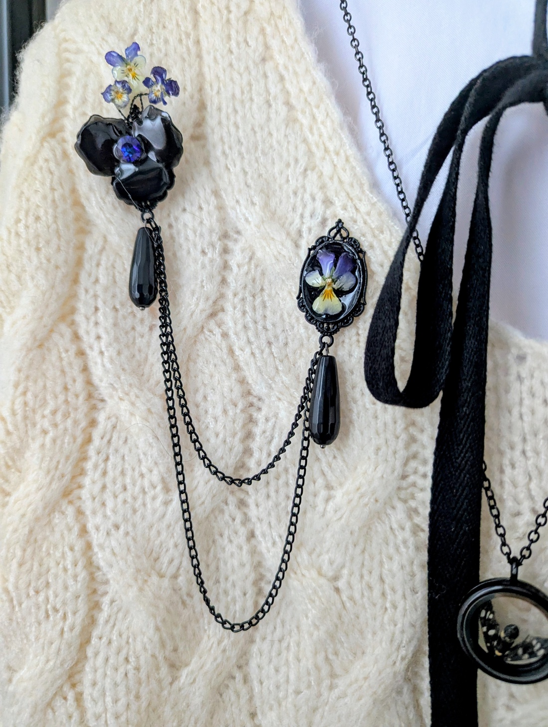 Brosa dublă cu panseluțe naturale și lanțuri negre, bijuterie statement lucrată manual - bijuterii - broșe - Artynos.ro