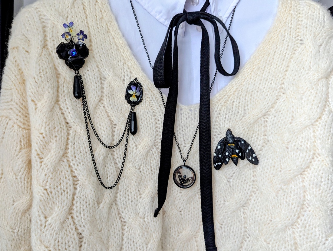 Brosa dublă cu panseluțe naturale și lanțuri negre, bijuterie statement lucrată manual - bijuterii - broșe - Artynos.ro