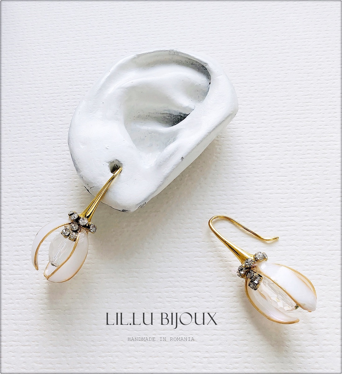 Cercei ghiocei stilizați din sârmă aurie bijuterii handmade delicate, inspirație florală - bijuterii - cercei - cercei din rășină - Artynos.ro