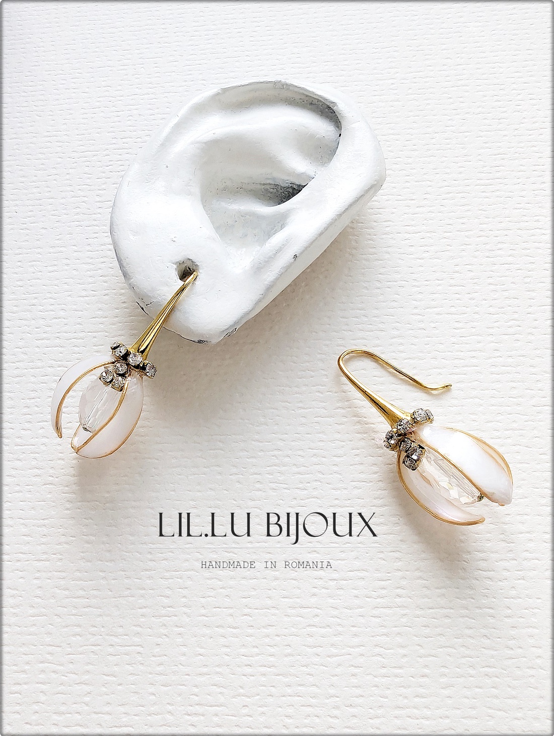 Cercei ghiocei stilizați din sârmă aurie bijuterii handmade delicate, inspirație florală - bijuterii - cercei - cercei din rășină - Artynos.ro