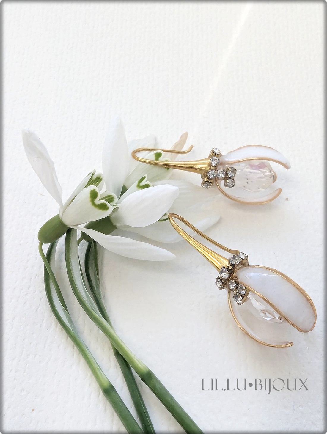 Cercei ghiocei stilizați din sârmă aurie bijuterii handmade delicate, inspirație florală - bijuterii - cercei - cercei din rășină - Artynos.ro