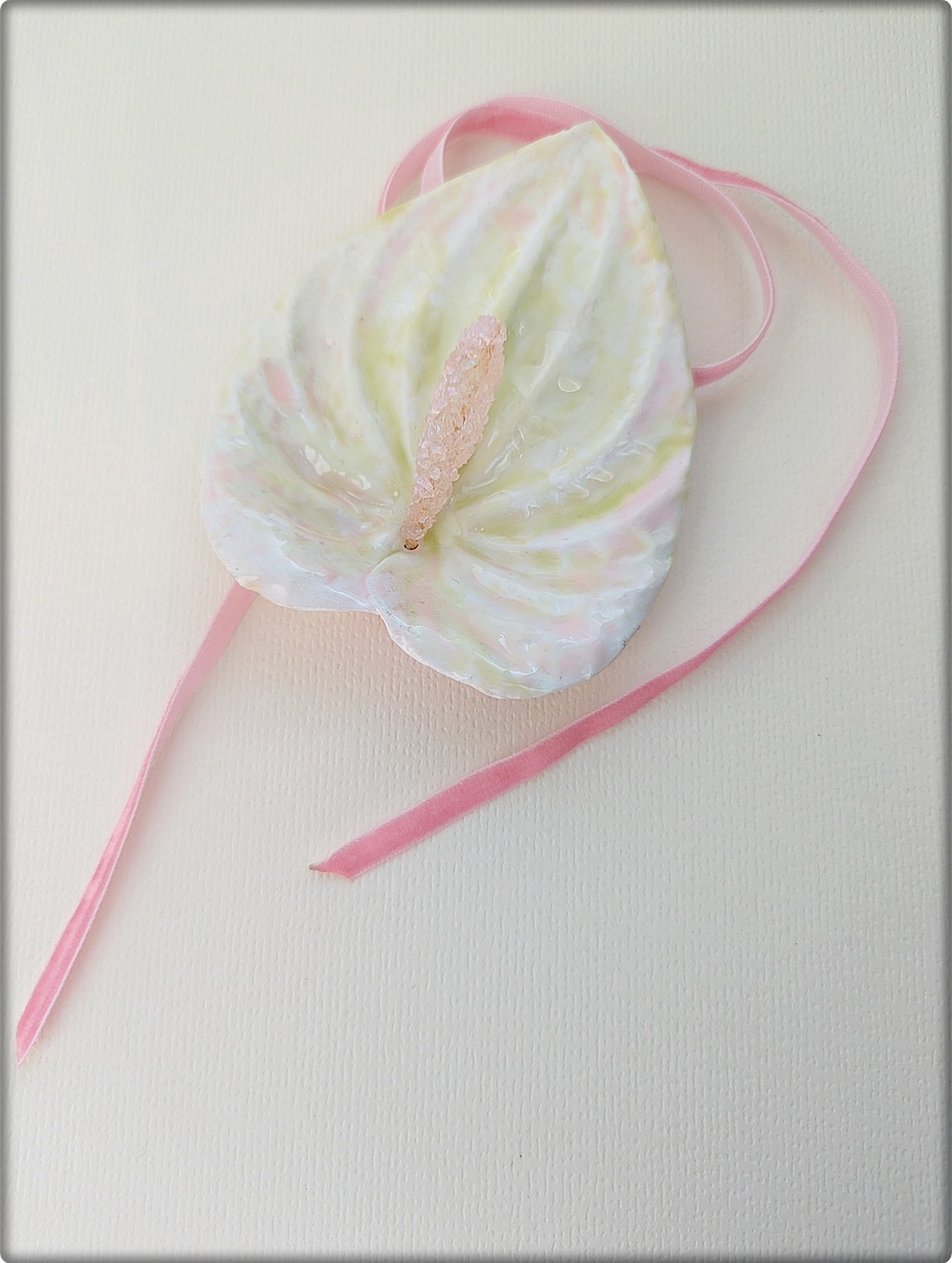 Broșă  Anthurium Roz. Bijuterie florală unicat cu panglică detașabilă - bijuterii - broșe - Artynos.ro