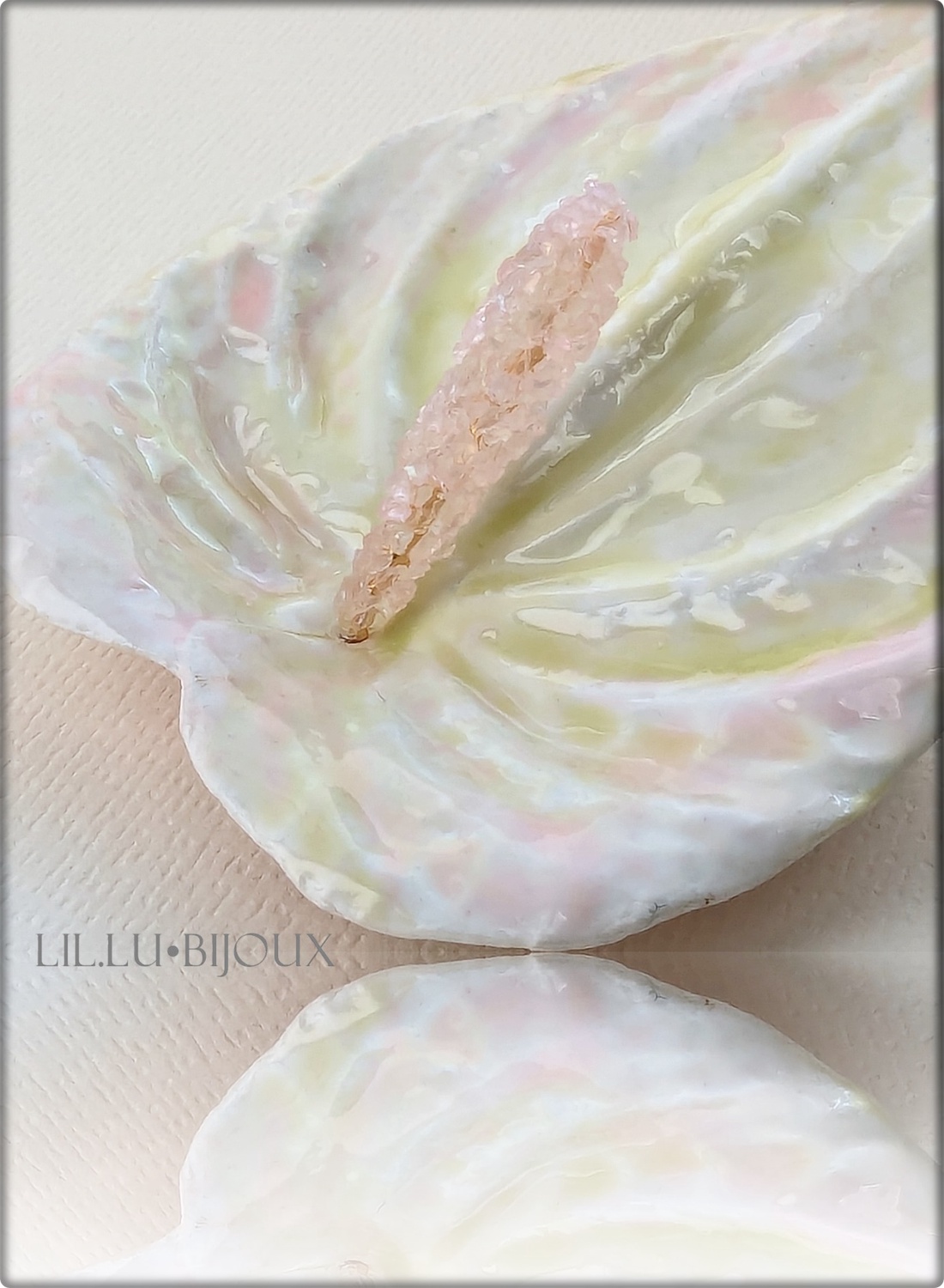 Broșă  Anthurium Roz. Bijuterie florală unicat cu panglică detașabilă - bijuterii - broșe - Artynos.ro