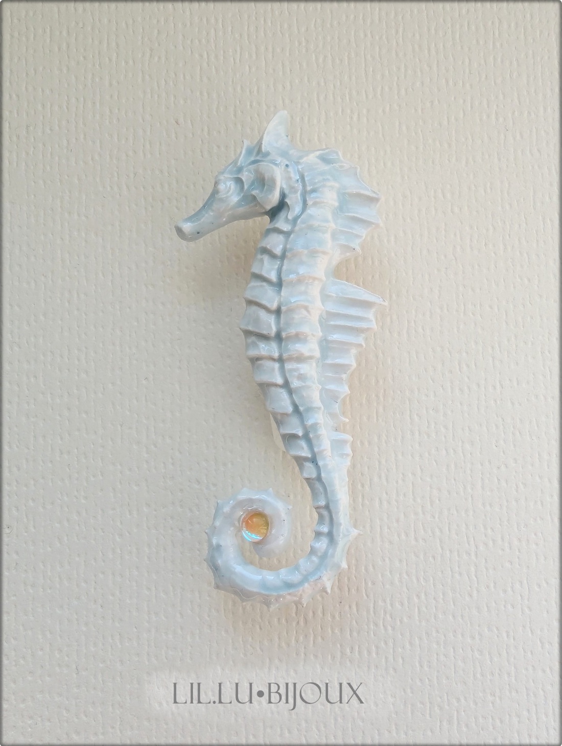 Broșă căluț de mare albastru deschis, aspect porțelan, accesoriu elegant de purtat pe partea stângă - bijuterii - broșe - Artynos.ro