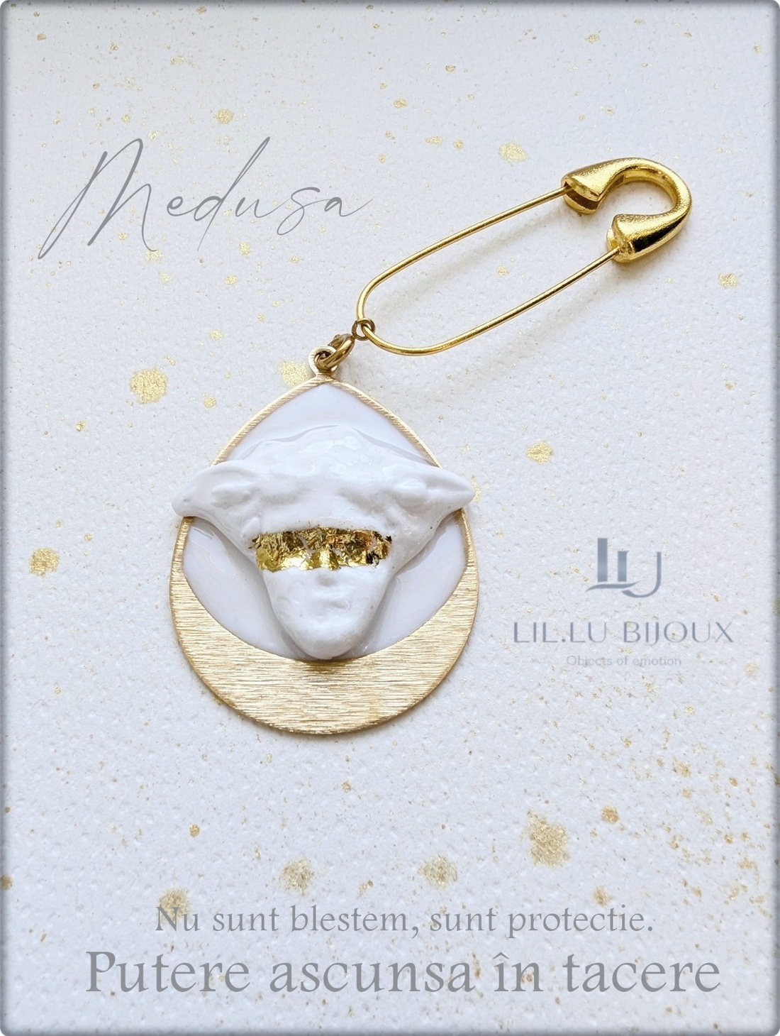Broșă Medusa albă cu bandă aurie, medalion lacrimă elegant, accesoriu statement handmade - bijuterii - broșe - Artynos.ro