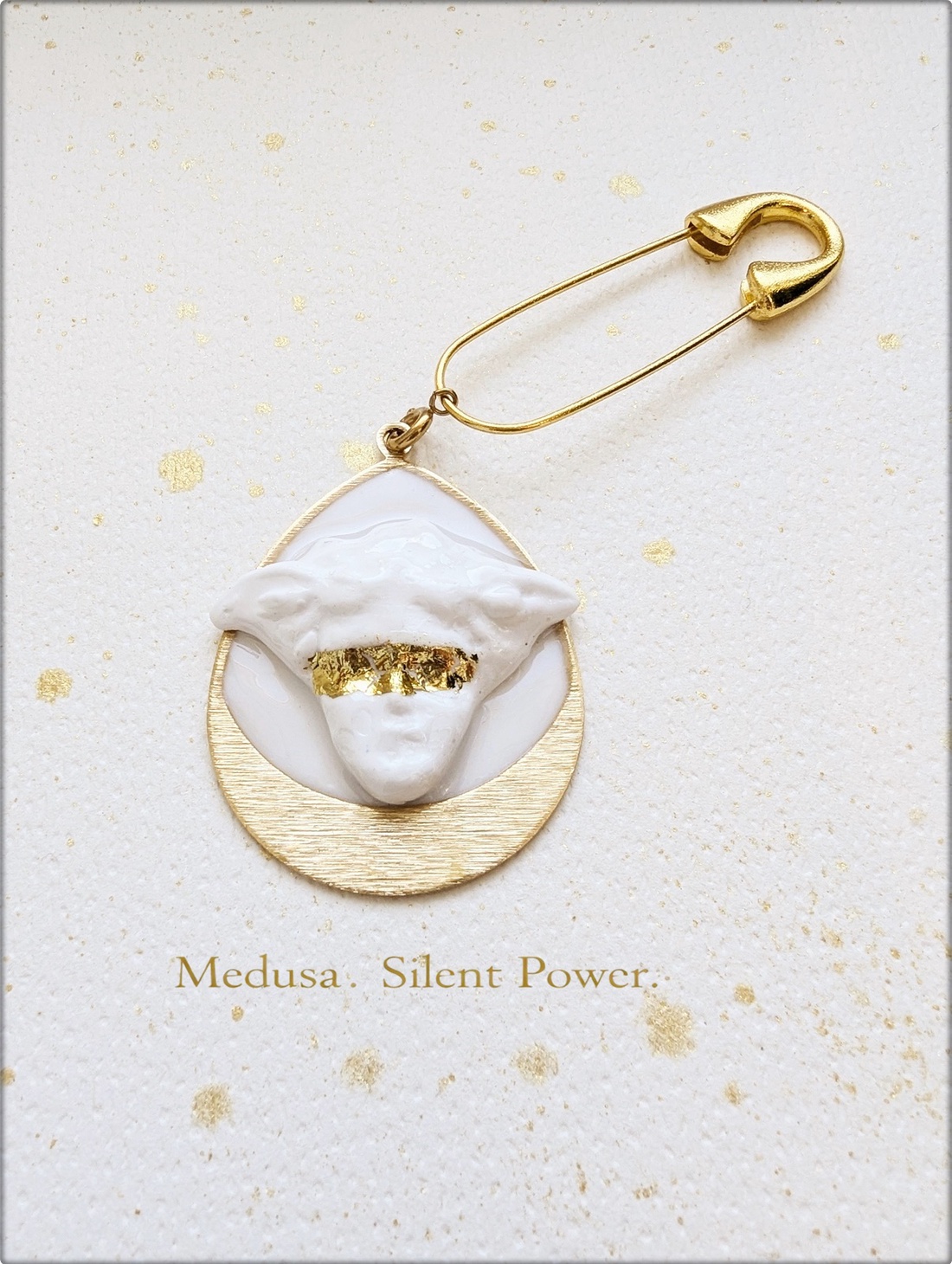 Medalion Medusa - 3 in 1 - brosa, breloc poseta, medalion - genți și portofele - accesorii genți - breloc - Artynos.ro