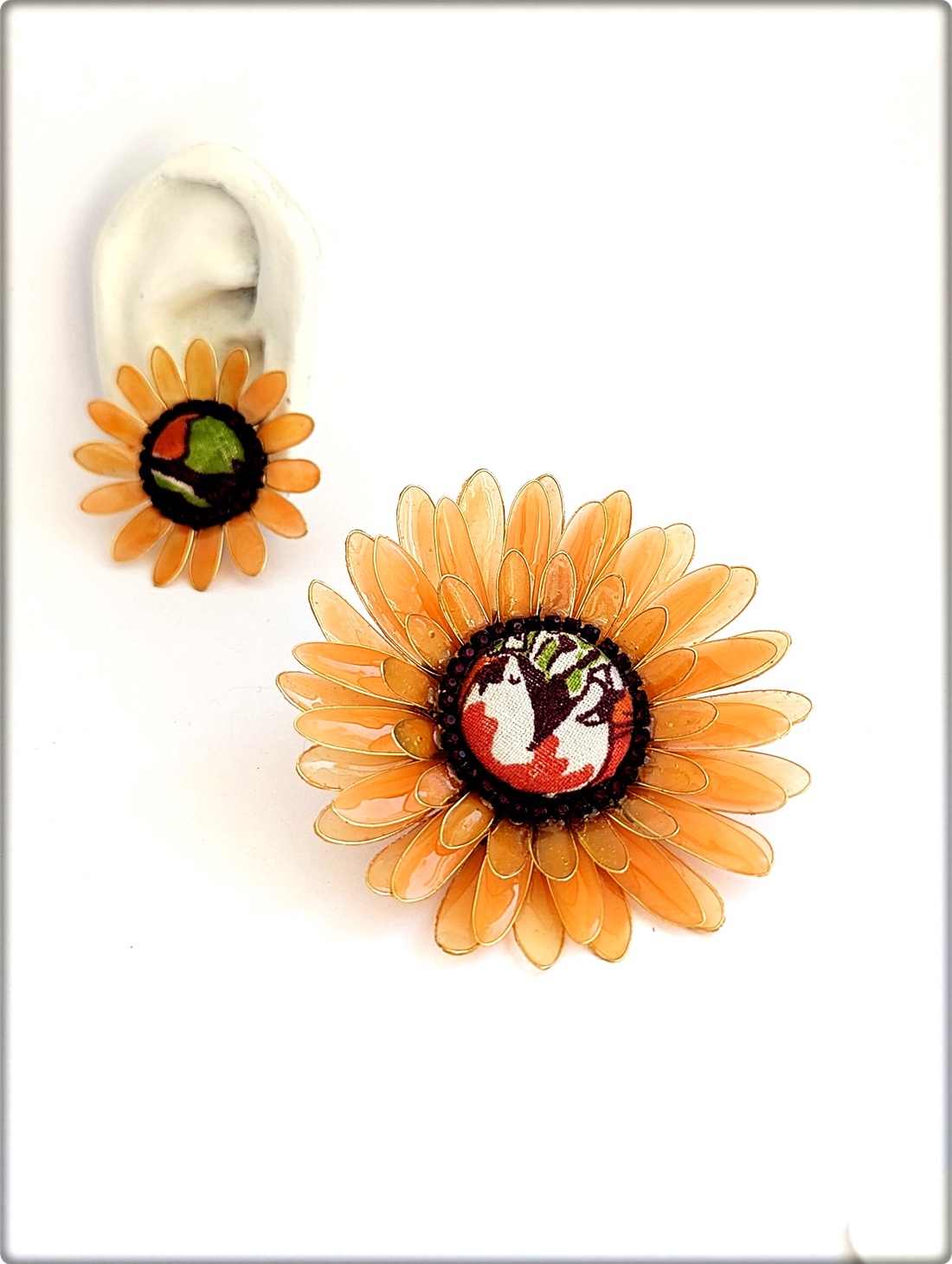 Cercei Gerbera , cercei statement, singular, asimetric sau 2 in 1 - bijuterii - cercei - cercei din rășină - Artynos.ro