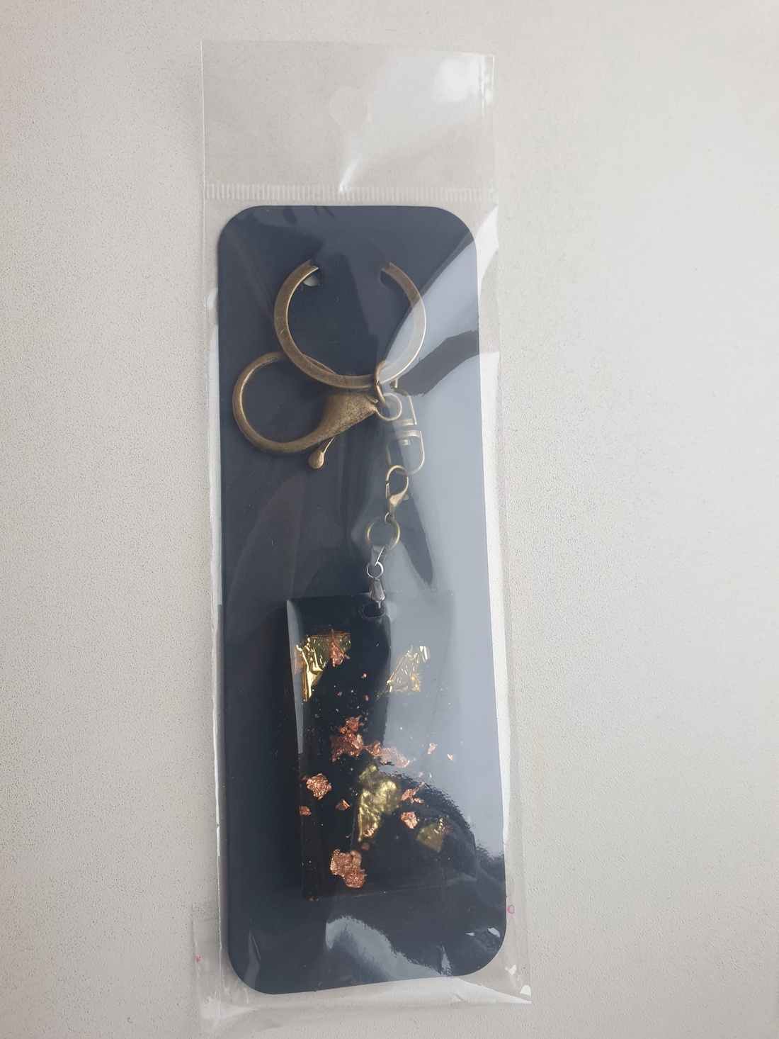 Breloc Handmade din Rășină Epoxidică Negru cu Foite Aurii - accessorii și unelte - accesorii decorative - figurine - Artynos.ro