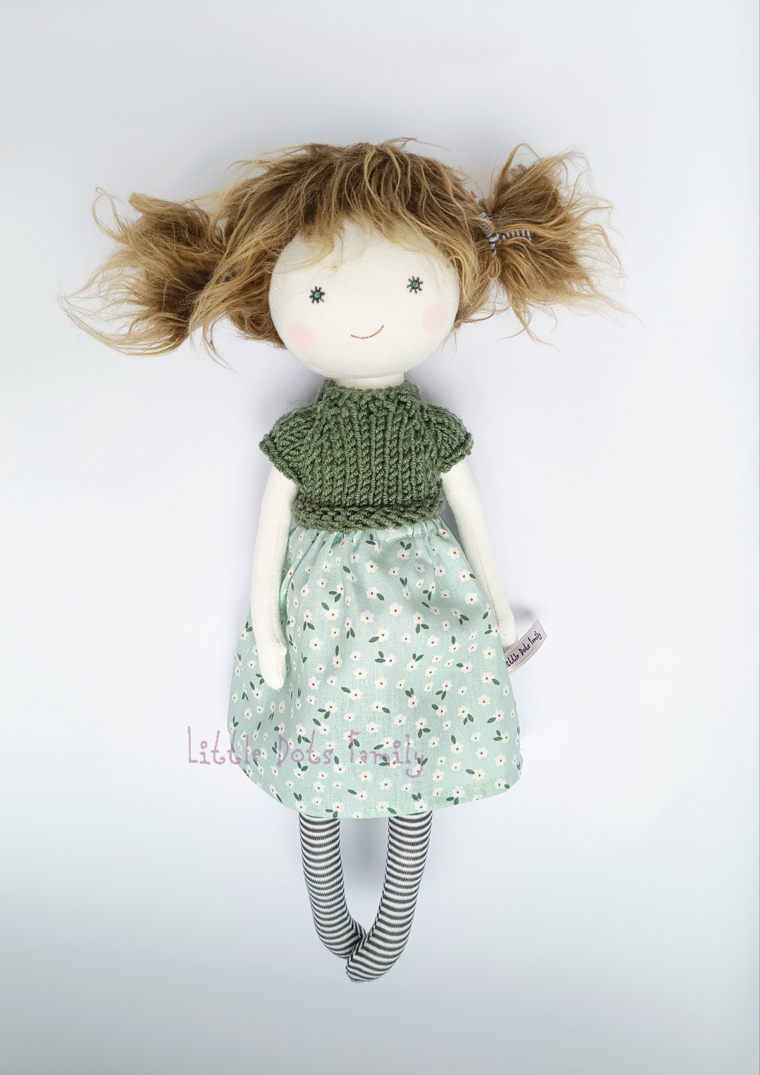 Păpușă din textil Little Dots Family - jucării și echipamente pentru copii - jucării și accesorii pentru copii - păpuși de joacă - Artynos.ro Păpușă din textil Little Dots Family - jucării și echipamente pentru copii - jucării și accesorii pentru copii - păpuși de joacă - Artynos.ro