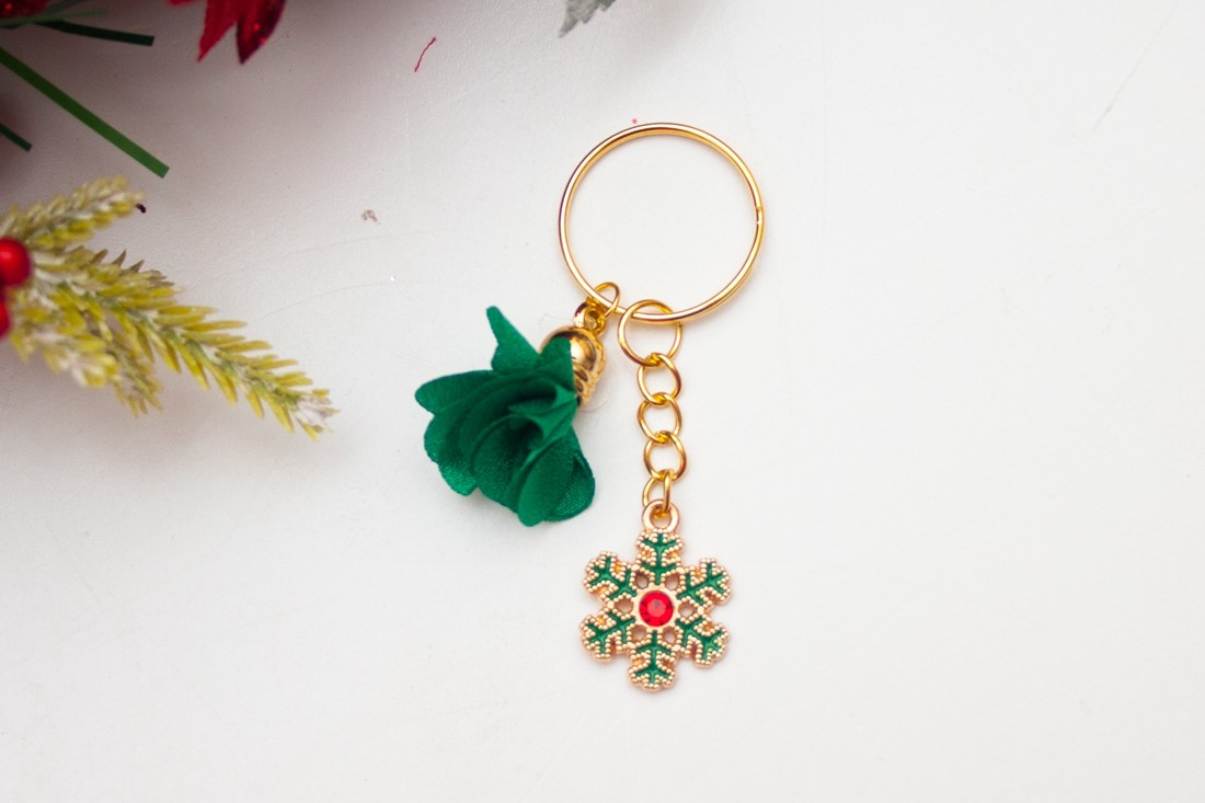Breloc, geantă ornament Crăciun - floare verde ciucure fulg de nea aur -  - Artynos.ro
