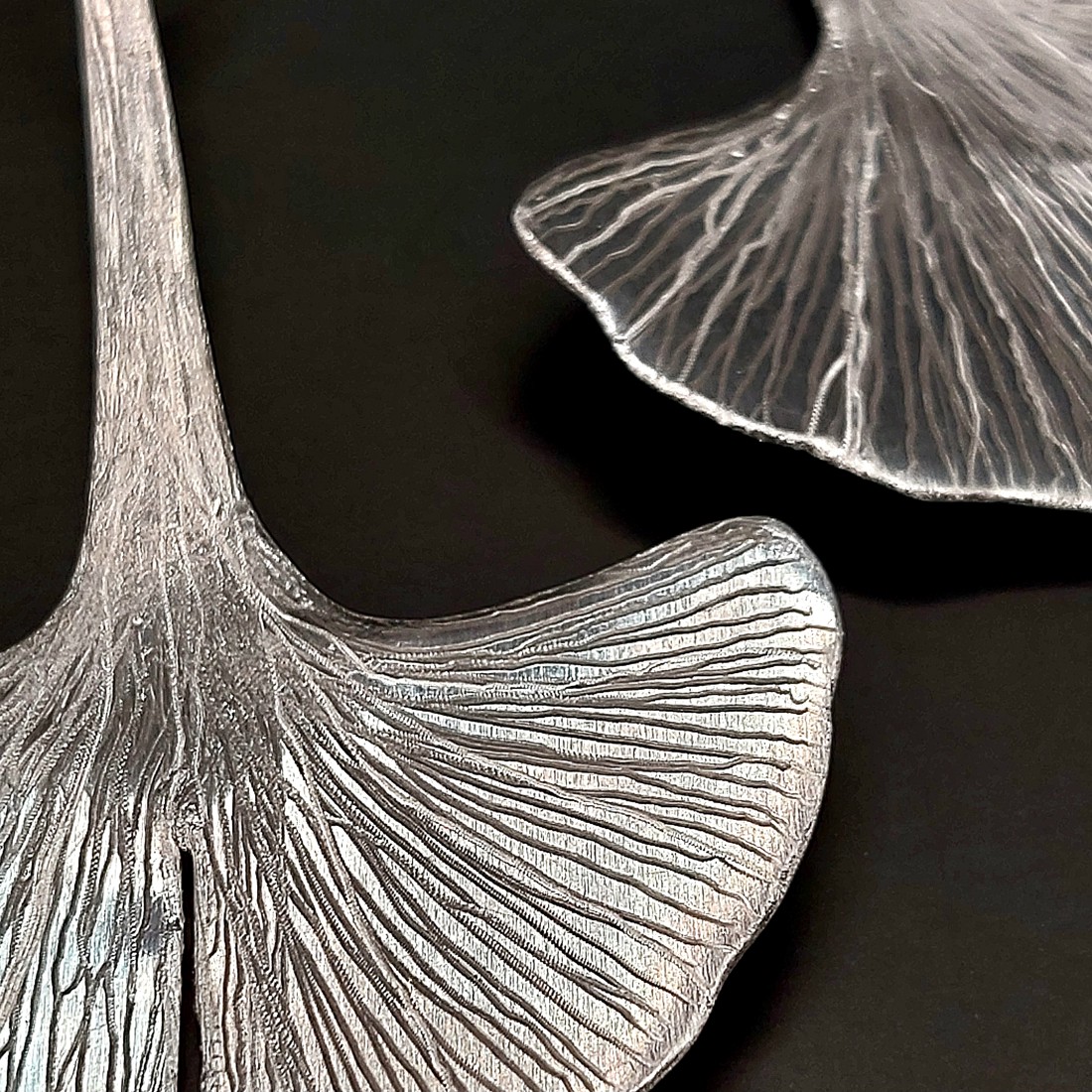 Cercei speciali GINGKO BILOBA din aluminiu - bijuterii - cercei lungi - Artynos.ro Cercei speciali GINGKO BILOBA din aluminiu - bijuterii - cercei lungi - Artynos.ro