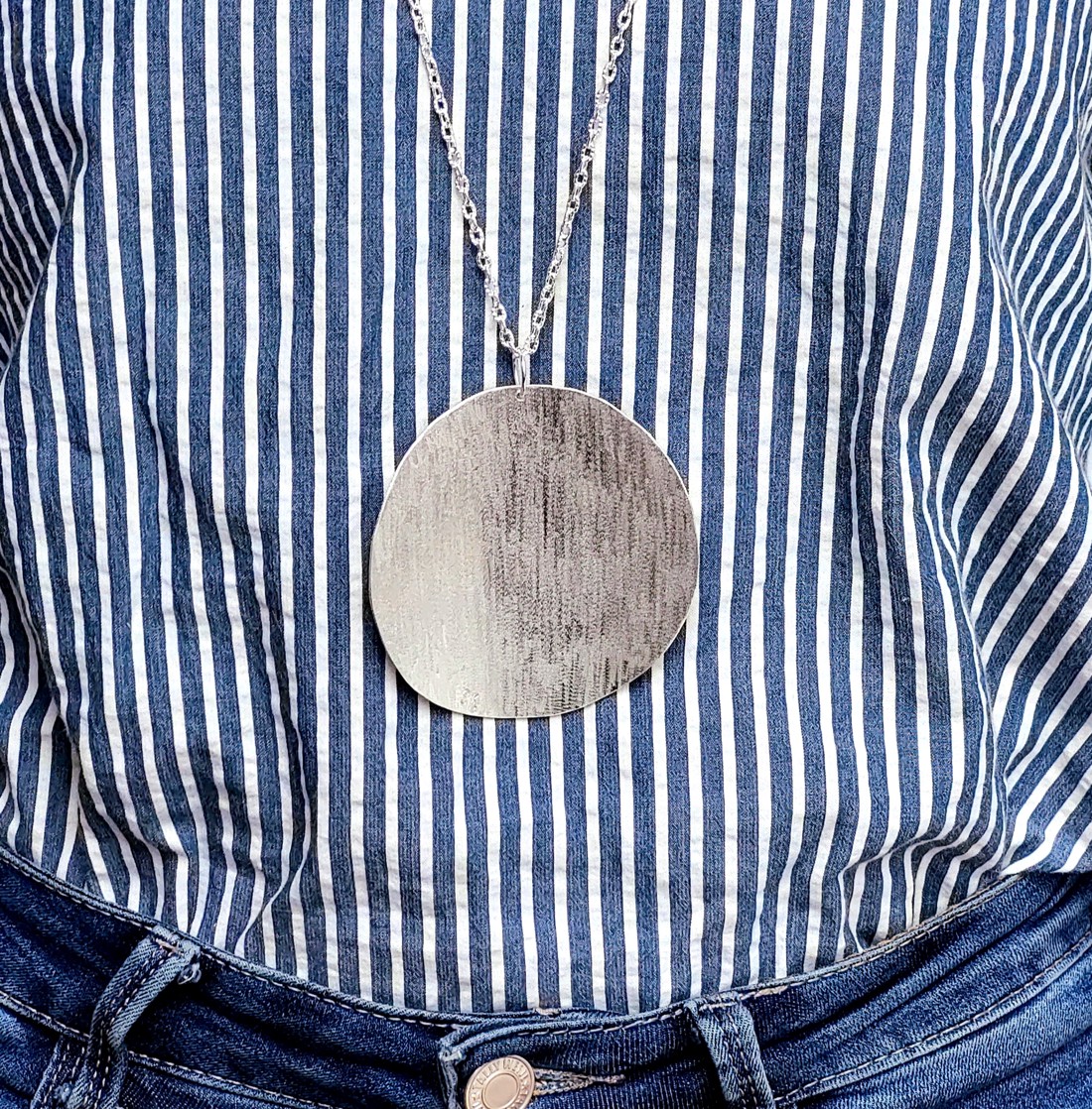 Pandantiv circular minimalist pe lanț lung -  - Artynos.ro Pandantiv circular minimalist pe lanț lung -  - Artynos.ro