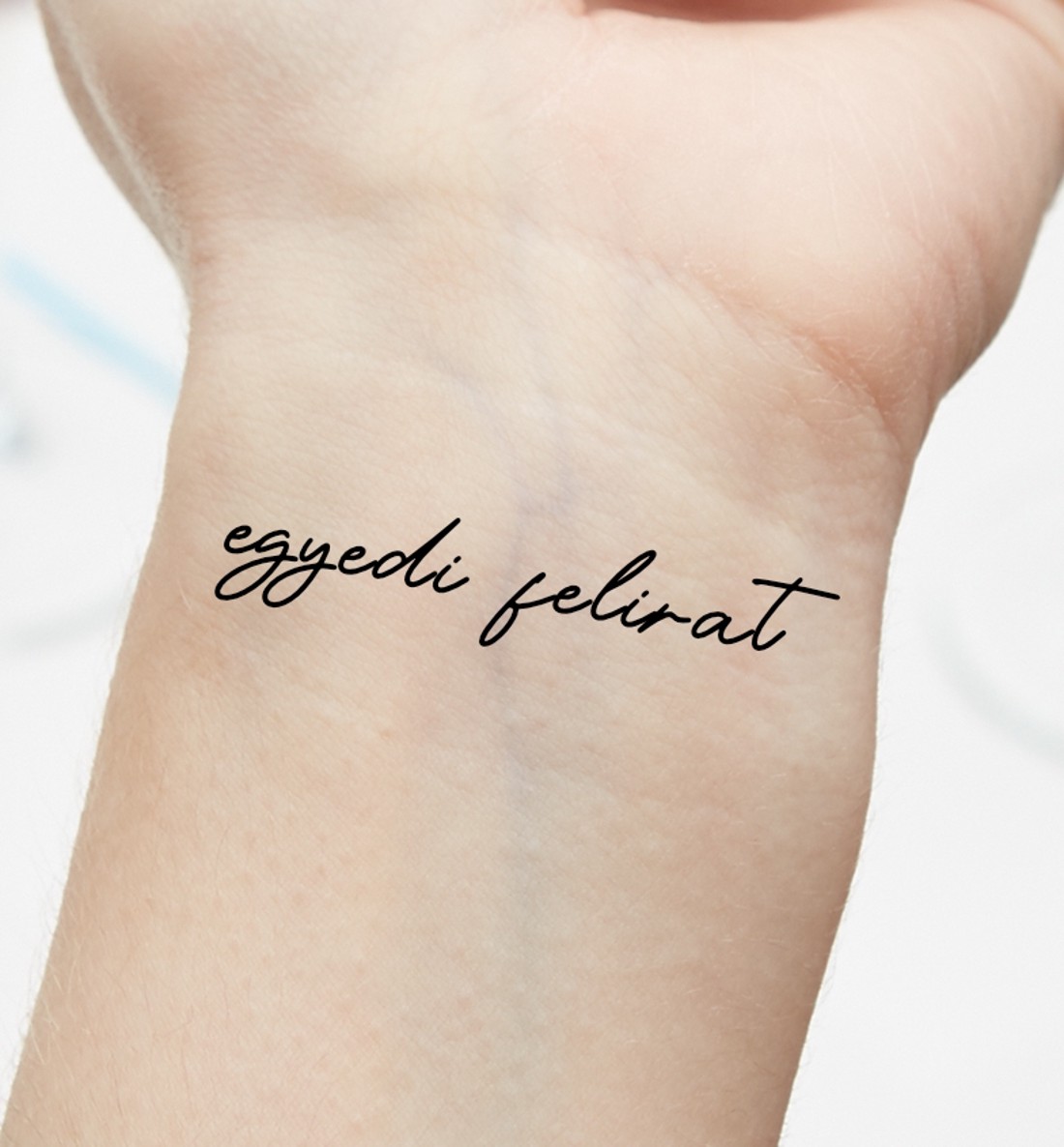Tatuaj temporar cu inscripție personalizată (3 buc / pachet) - - Artynos.ro Tatuaj temporar cu inscripție personalizată (3 buc / pachet) - - Artynos.ro