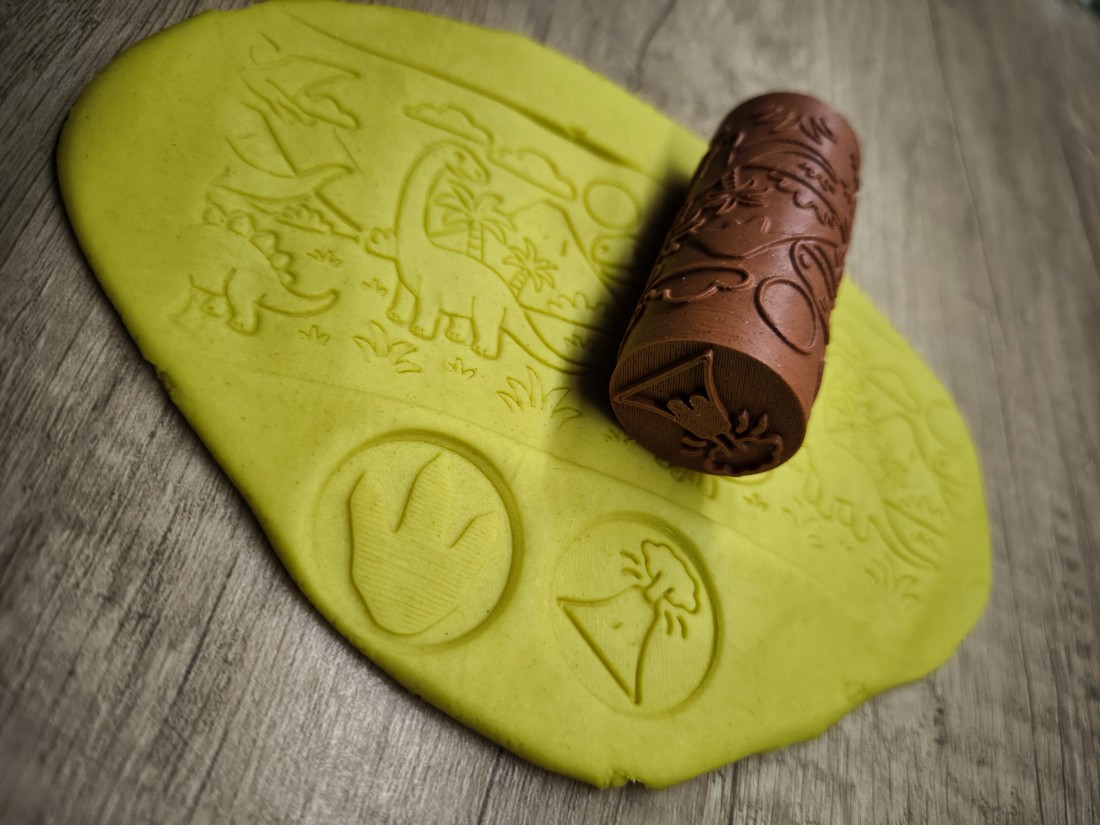 Cilindru de modelat cu motive de dinozauri � Pentru plastilină și modelarea prăjiturilor � Imprimat 3D - jucării și echipamente pentru copii - jocuri de gândire - curcubeu montessori, jocuri waldorf - Artynos.ro