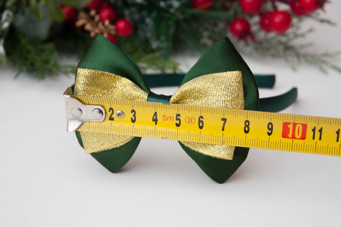 Cravată de păr cu panglică de Crăciun - auriu/verde închis - crăciun - îmbrăcăminte de crăciun - Artynos.ro Cravată de păr cu panglică de Crăciun - auriu/verde închis - crăciun - îmbrăcăminte de crăciun - Artynos.ro