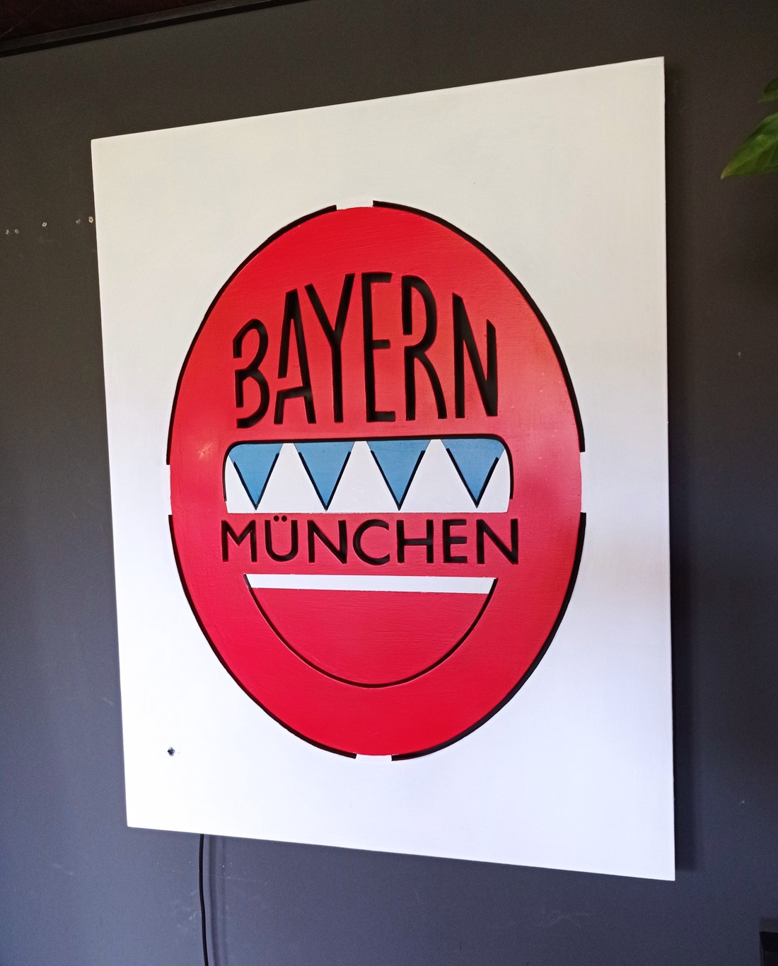 Logo-ul Bayern München - autocolant de perete cu iluminare de fundal cu LED. - - Artynos.ro Logo-ul Bayern München - autocolant de perete cu iluminare de fundal cu LED. - - Artynos.ro