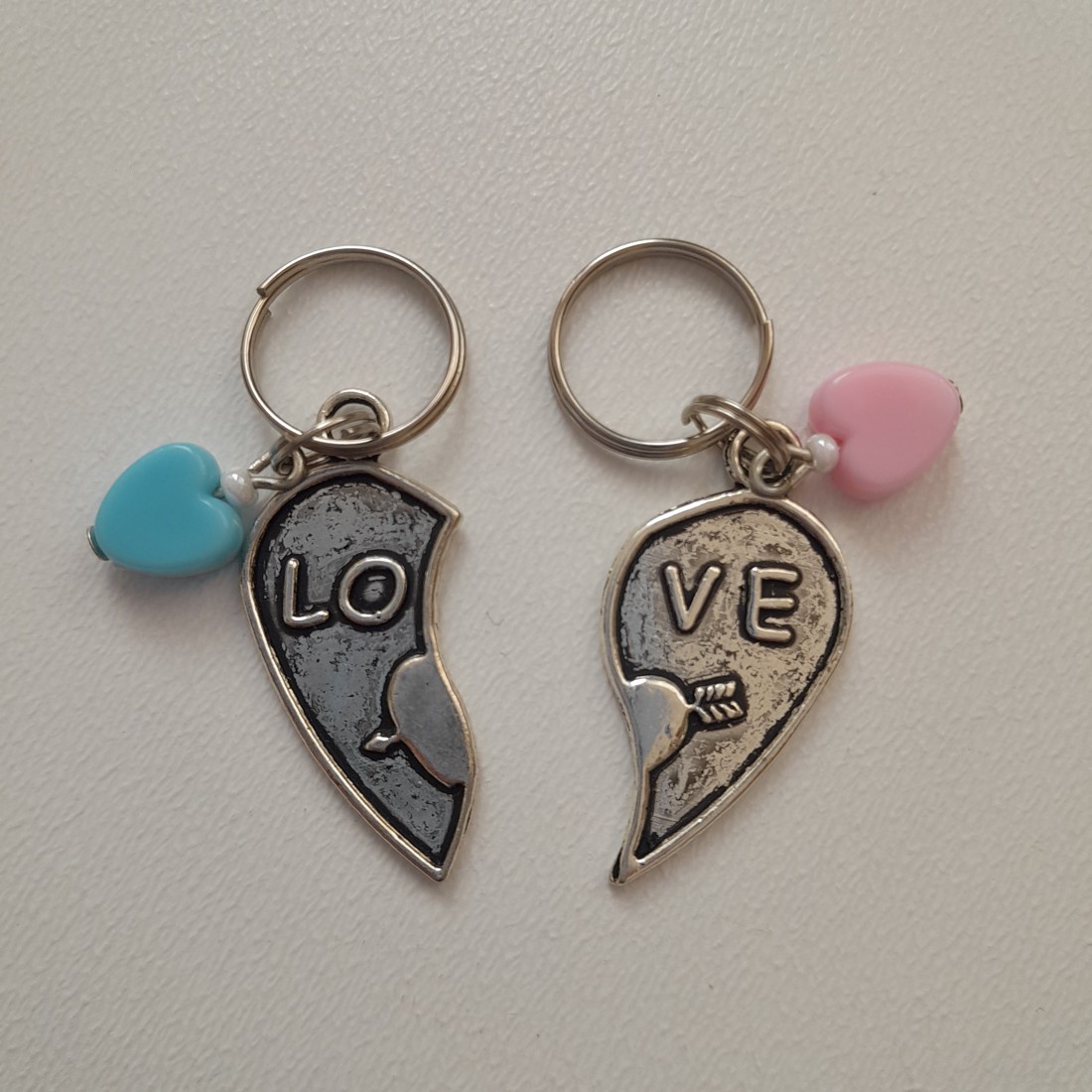 Pereche de mini brelocuri / brelocuri de geantă cu inimi și inscripția LOVE - - Artynos.ro Pereche de mini brelocuri / brelocuri de geantă cu inimi și inscripția LOVE - - Artynos.ro