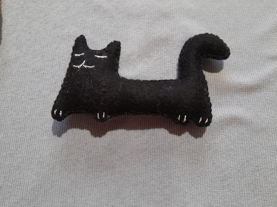Pisică neagră, pâslă de lână - - Artynos.ro Pisică neagră, pâslă de lână - - Artynos.ro