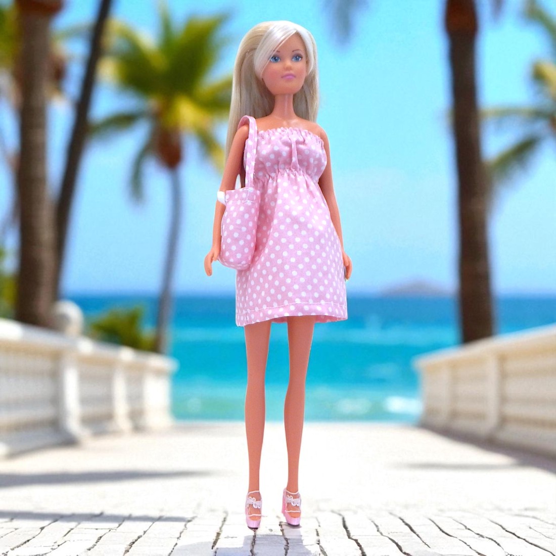 Rochie de vară din pânză cu buline roz pentru păpușile de tip Barbie, cu geantă (potrivită și pentru Steffi însărcinată!) (a075rp) -  - Artynos.ro