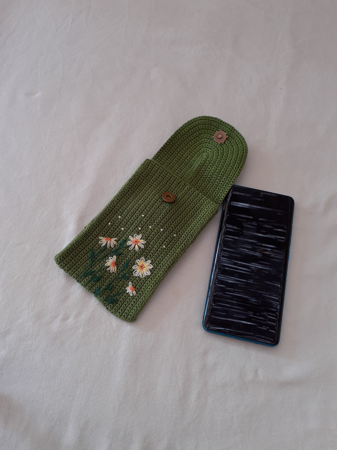 Carcase de telefon croșetate și brodate cu patent magnetic -  - Artynos.ro
