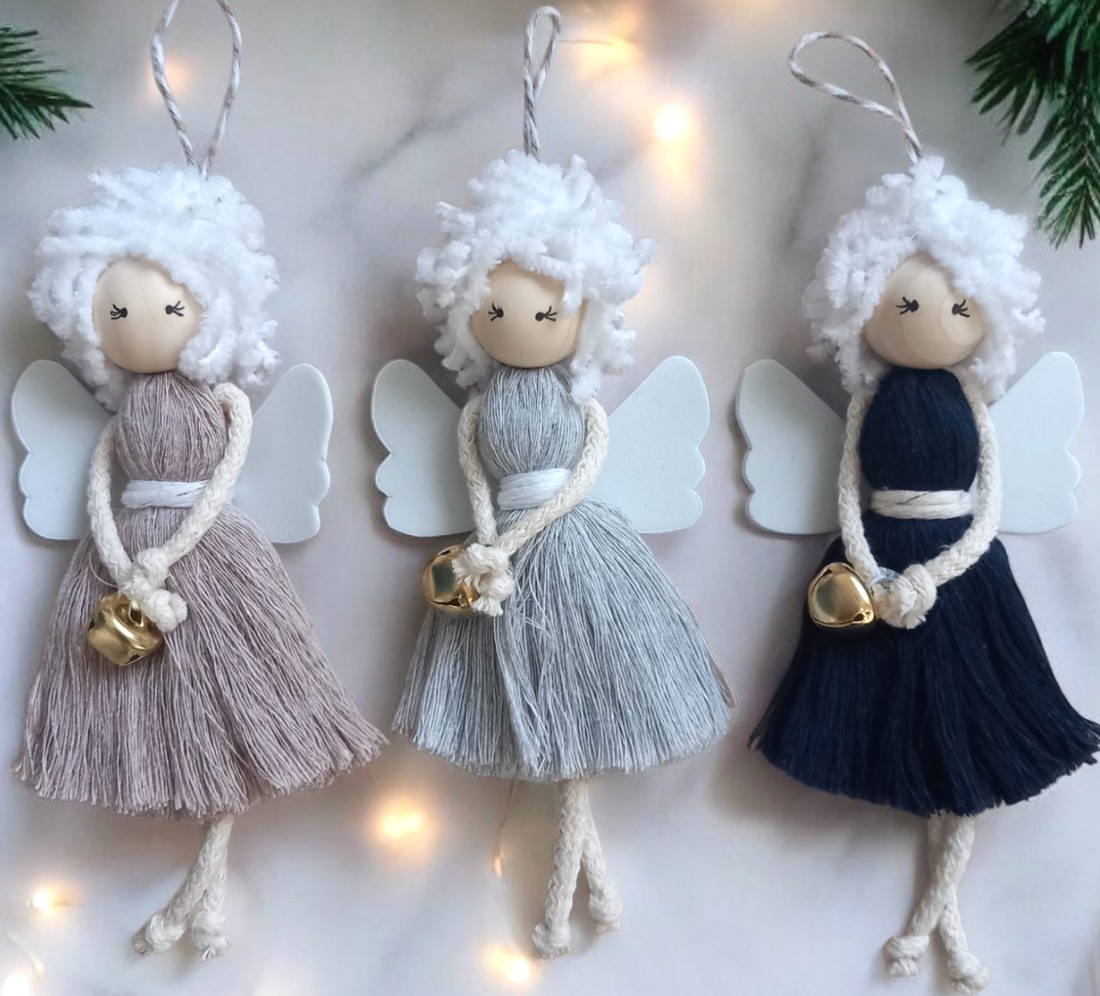 Înger cu păr pufos cu clopoțel - ornament de Crăciun suspendat (20 cm) - - Artynos.ro Înger cu păr pufos cu clopoțel - ornament de Crăciun suspendat (20 cm) - - Artynos.ro
