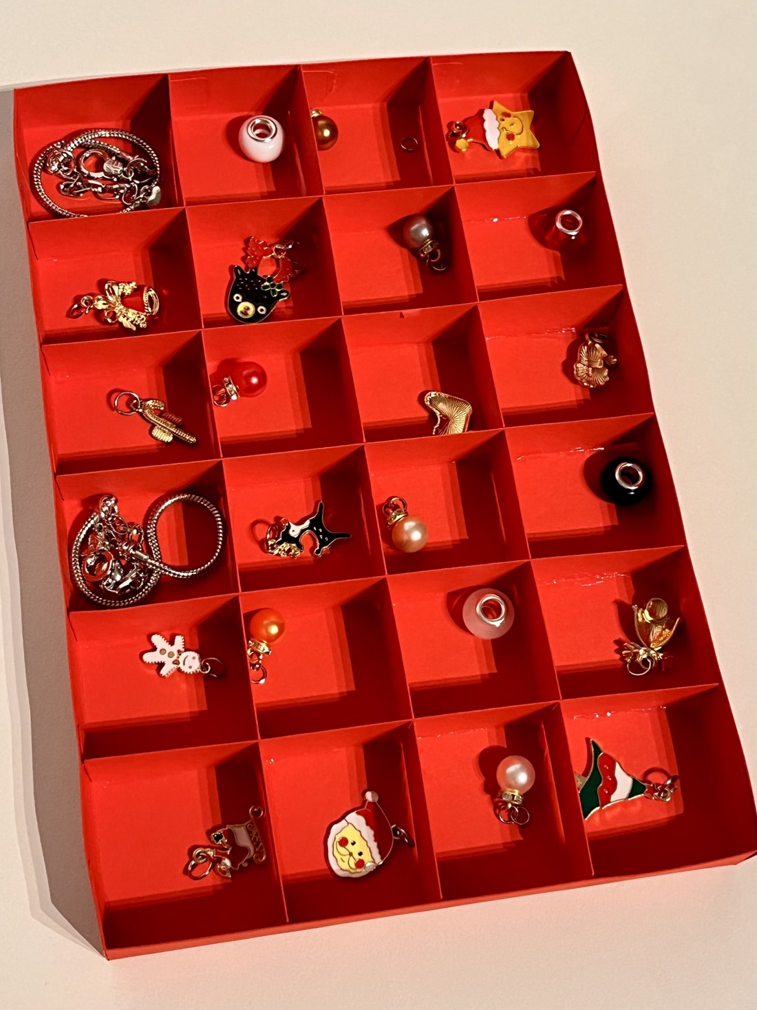 Calendar de Advent al brățărilor cu farmec - crăciun - decorațiuni de advent - calendar de advent - Artynos.ro