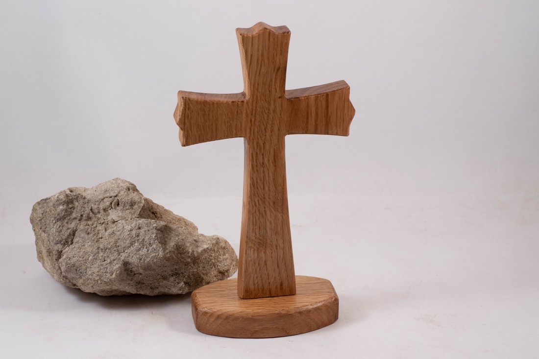 Cruce de lemn cu piedestal, cruce de masă - - Artynos.ro Cruce de lemn cu piedestal, cruce de masă - - Artynos.ro